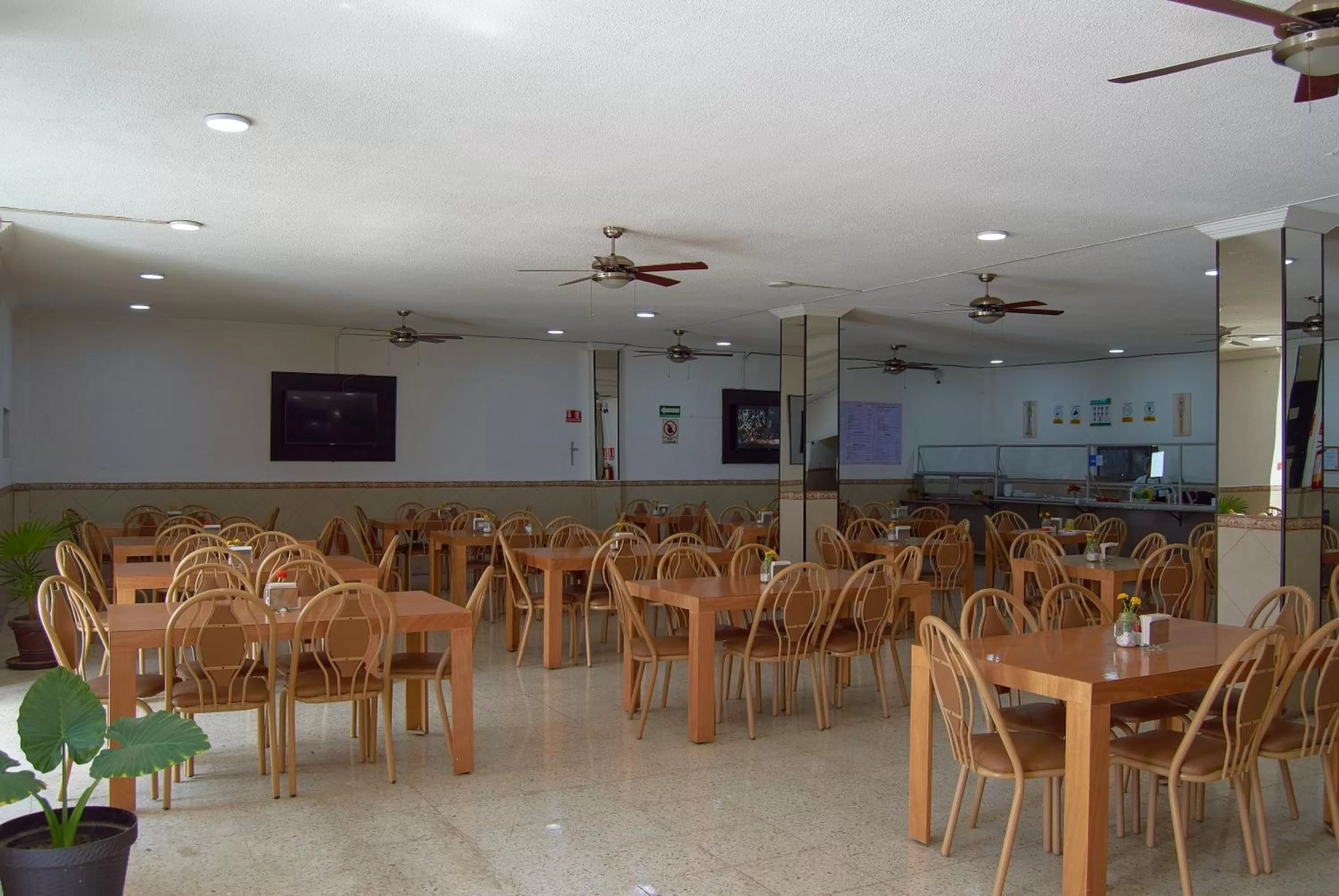 Restaurant/places to eat in Hotel del Alba Inn & Suites