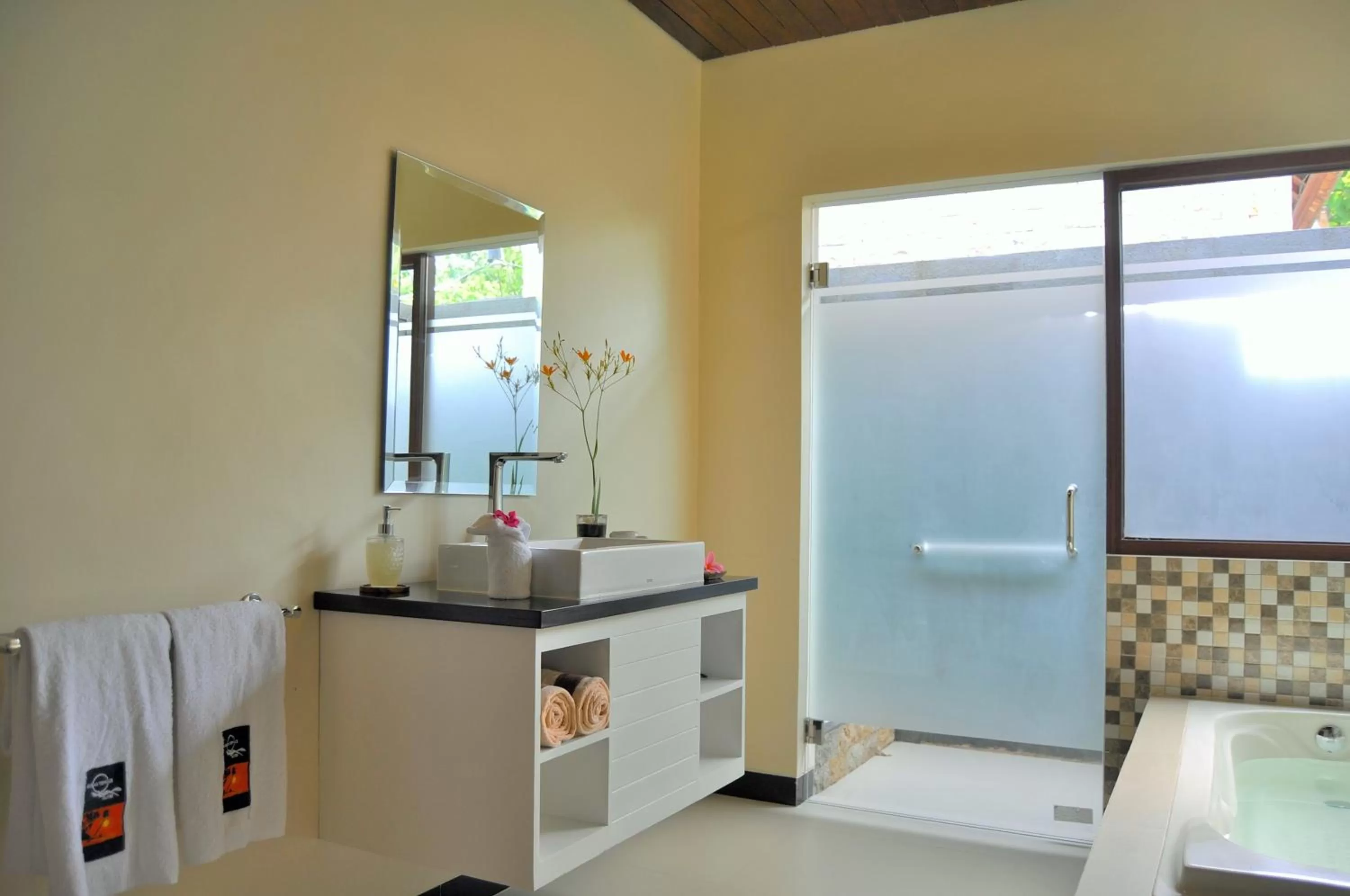 Shower in Ocean Terrace Suite And Spa Luxury