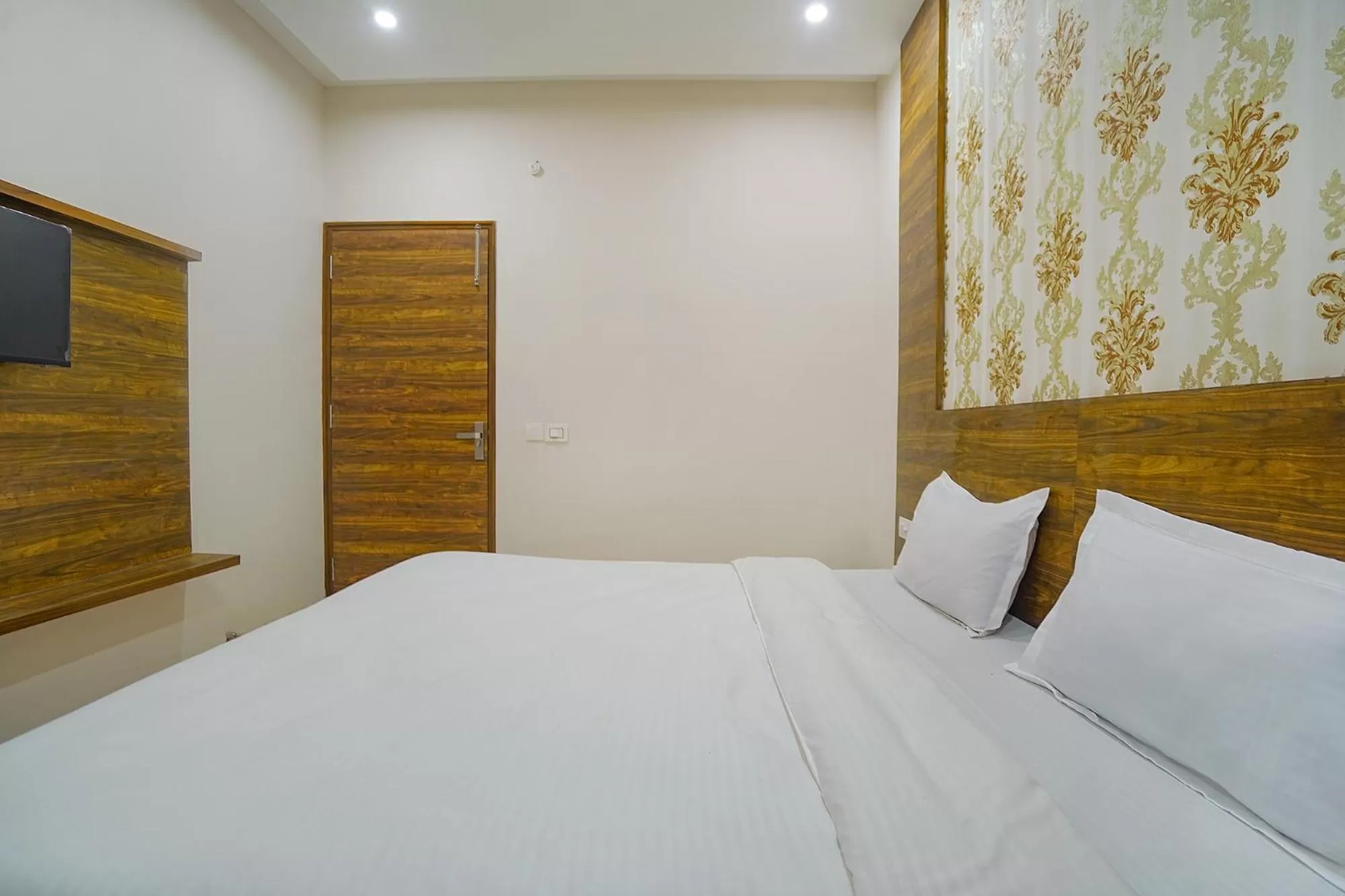 Bedroom, Bed in FabHotel HC Mohali Inn
