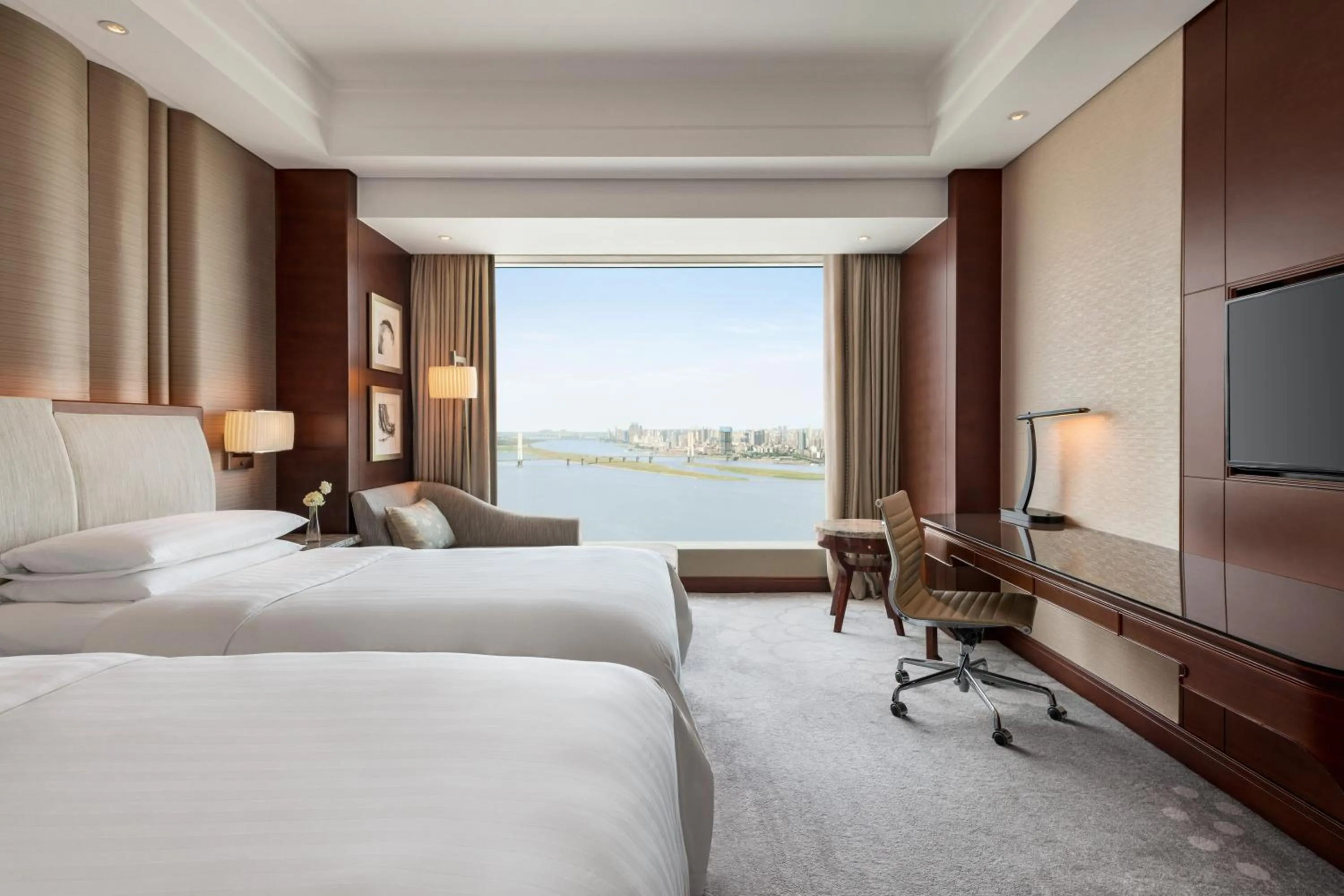 Photo of the whole room, Bed in Shangri-La Nanchang丨All room offer river views Just one stop from the Pavilion of Prince Teng