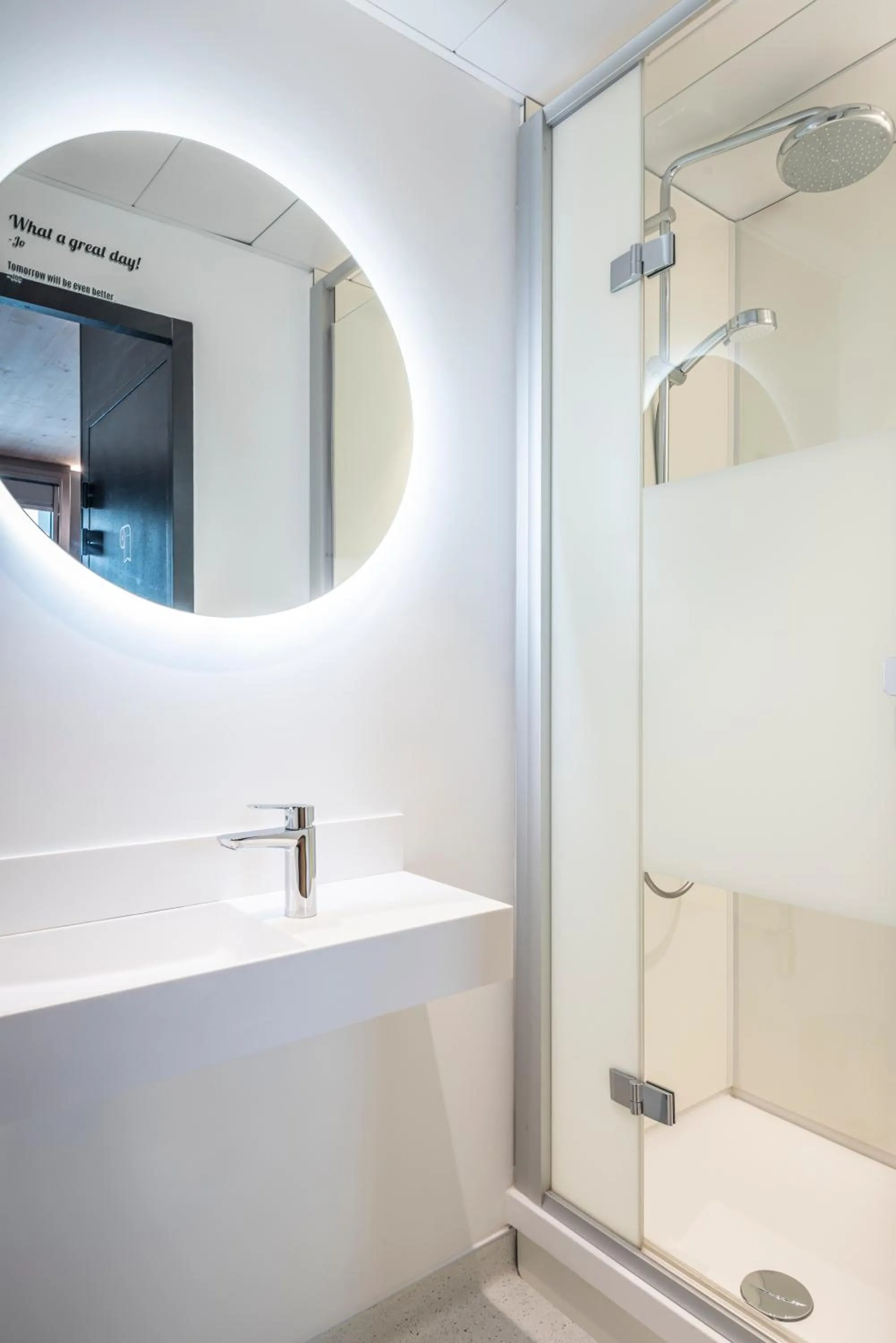 Shower in JO&JOE Paris Gentilly - Auberge de Jeunesse