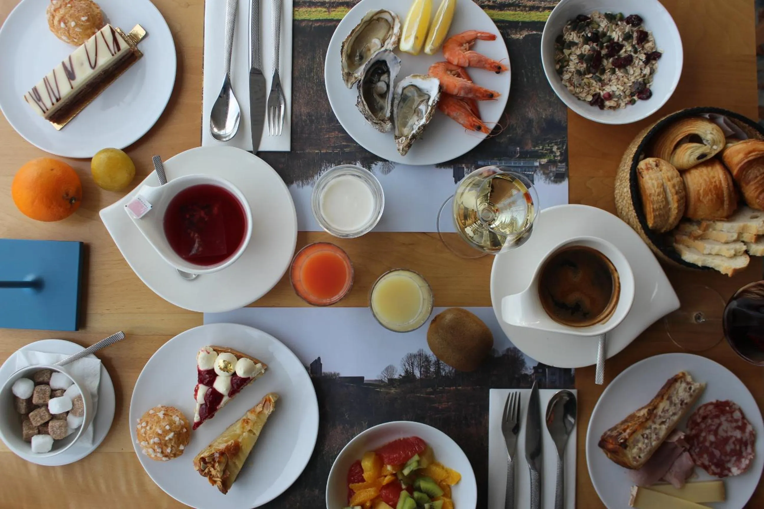 Restaurant/places to eat in Domaine De La Corniche