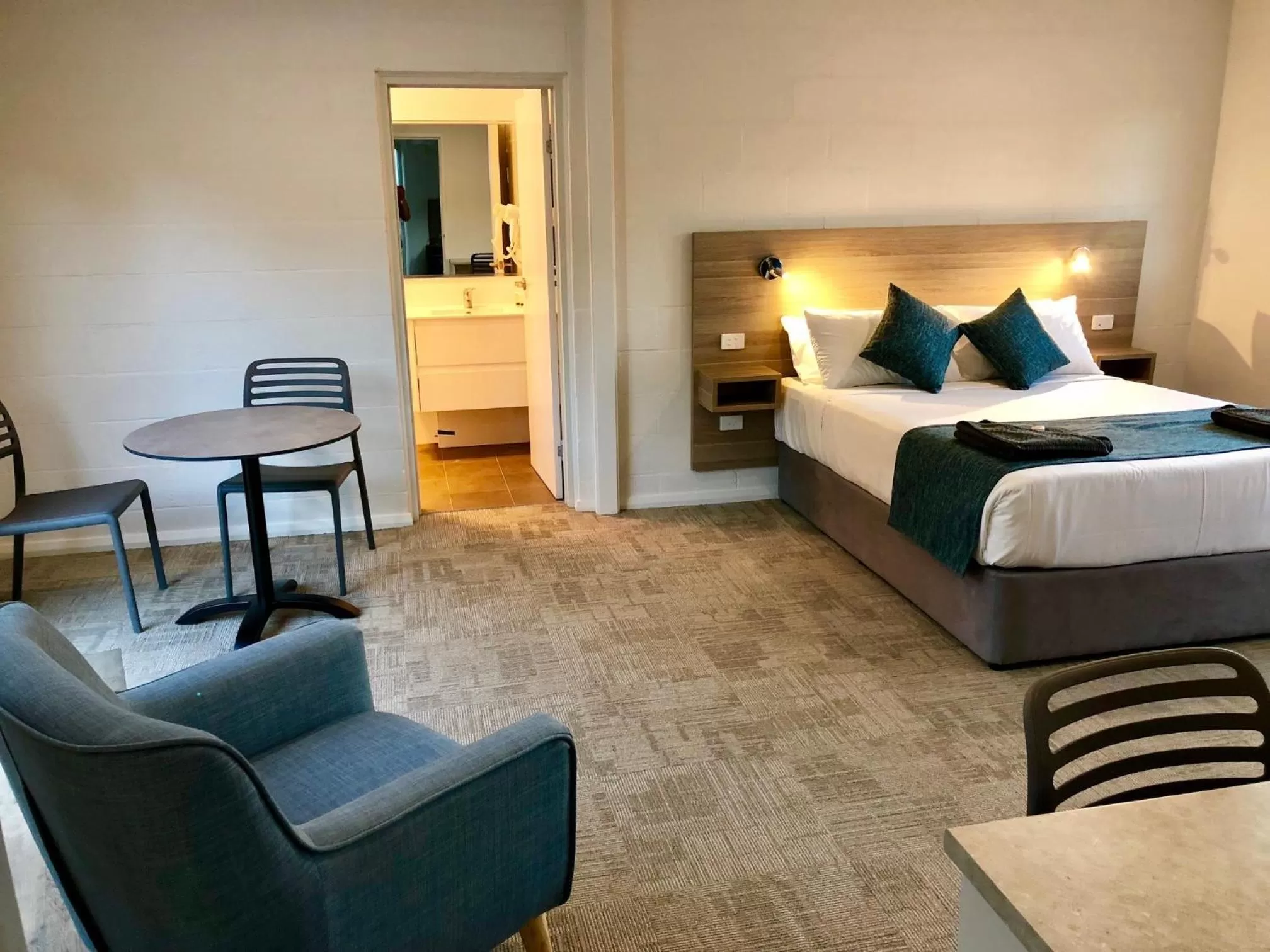 Photo of the whole room, Bed in Gundagai Tourist Suites