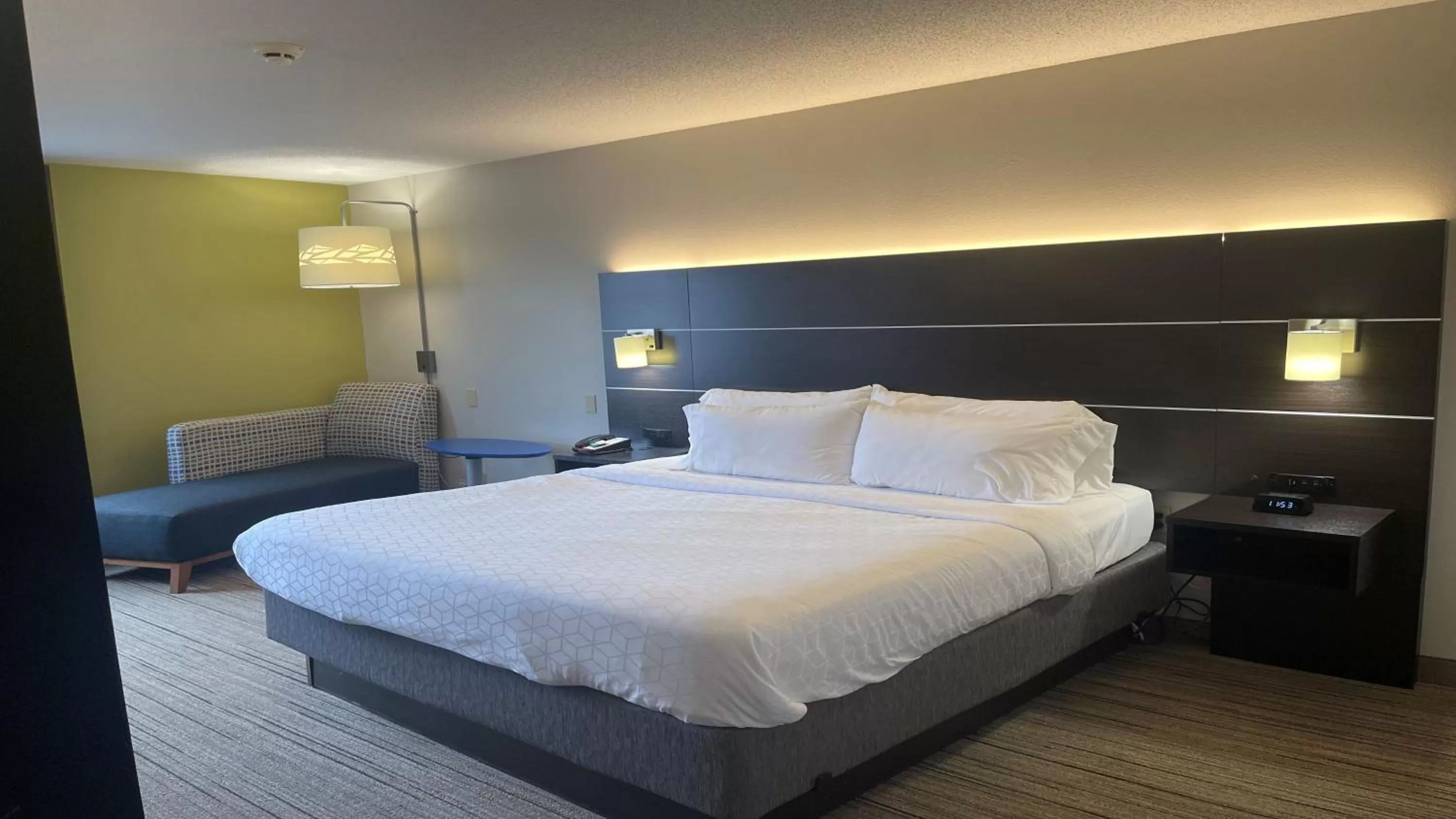 Bed in Holiday Inn Express & Suites Ashtabula-Geneva by IHG
