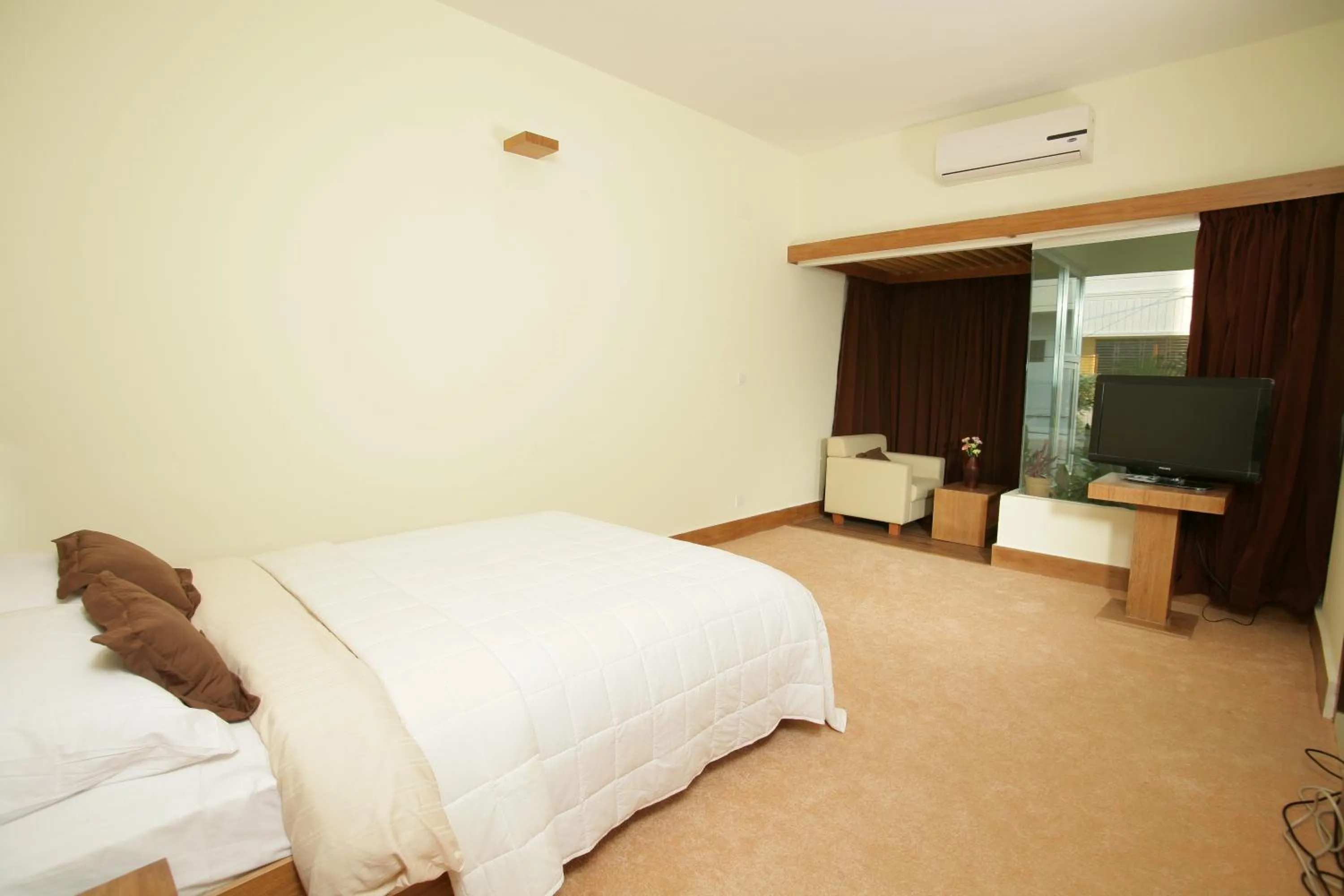 Photo of the whole room, Bed in Richmond Hotel & Suites