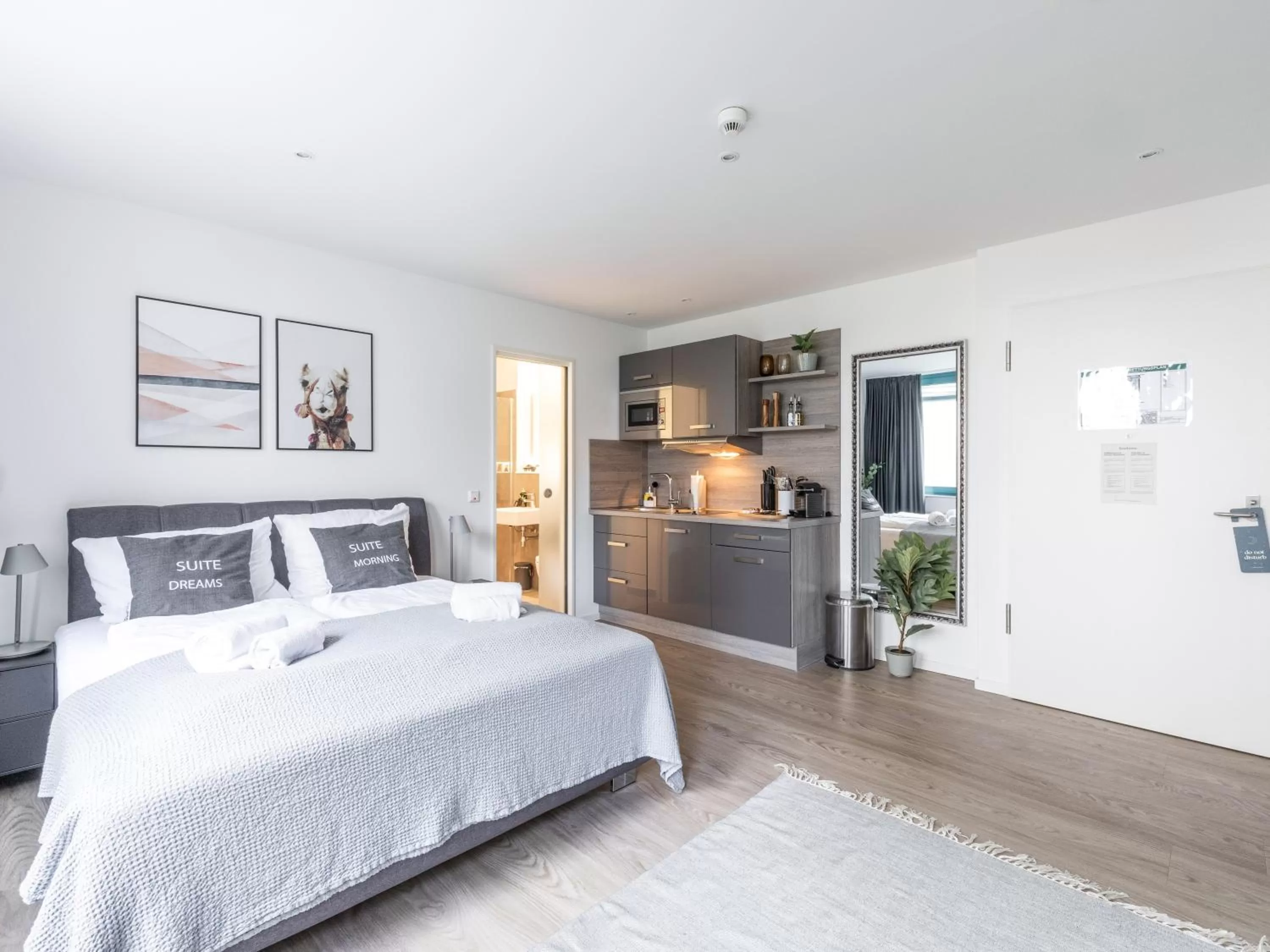 Suite M with Courtyard View in Limehome Köln Friesenplatz - Digital Access