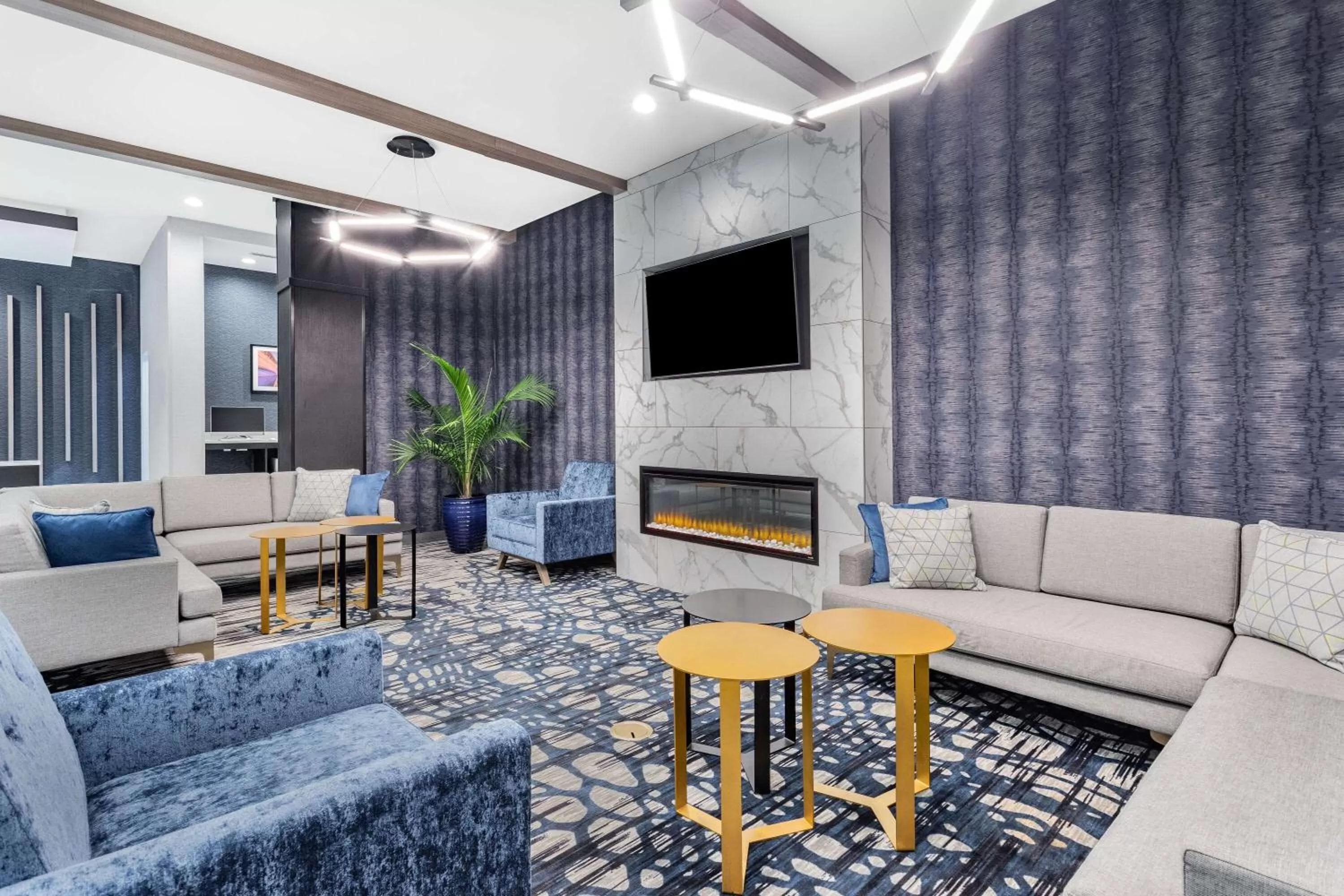 Lobby or reception in LaQuinta Suites by Wyndham South Bend Notre Dame Area