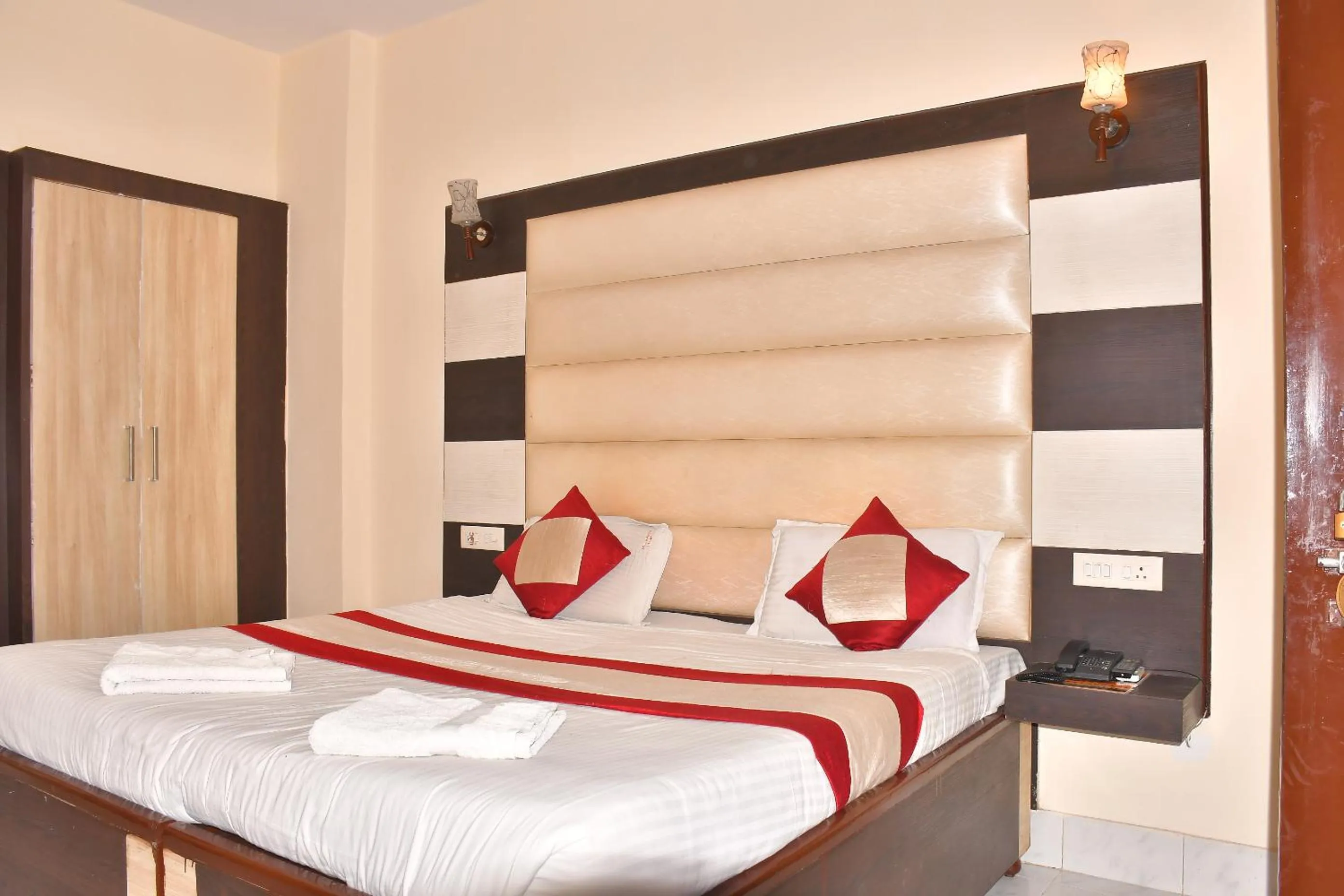 Photo of the whole room, Bed in Hotel Sidhartha Walking Distance From TajMahal