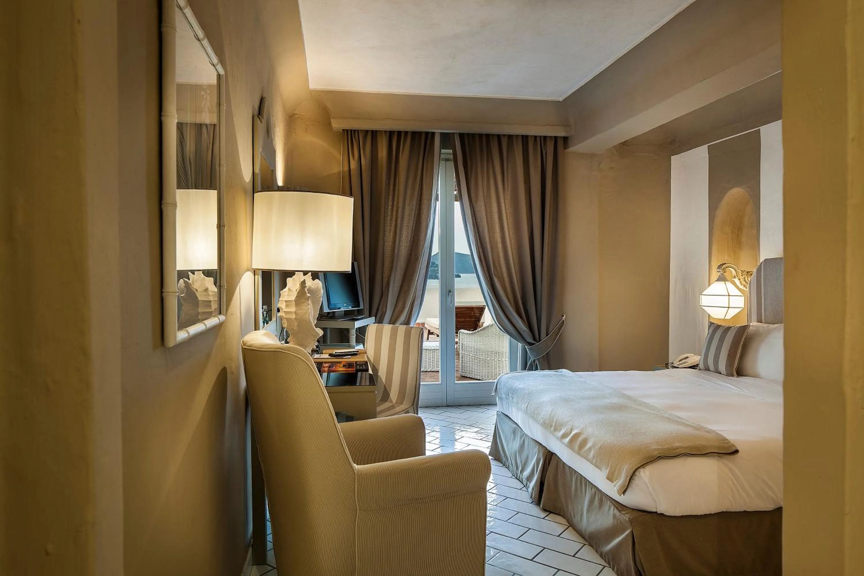 Bedroom, Bed in Therasia Resort Sea and SPA - The Leading Hotels of the World