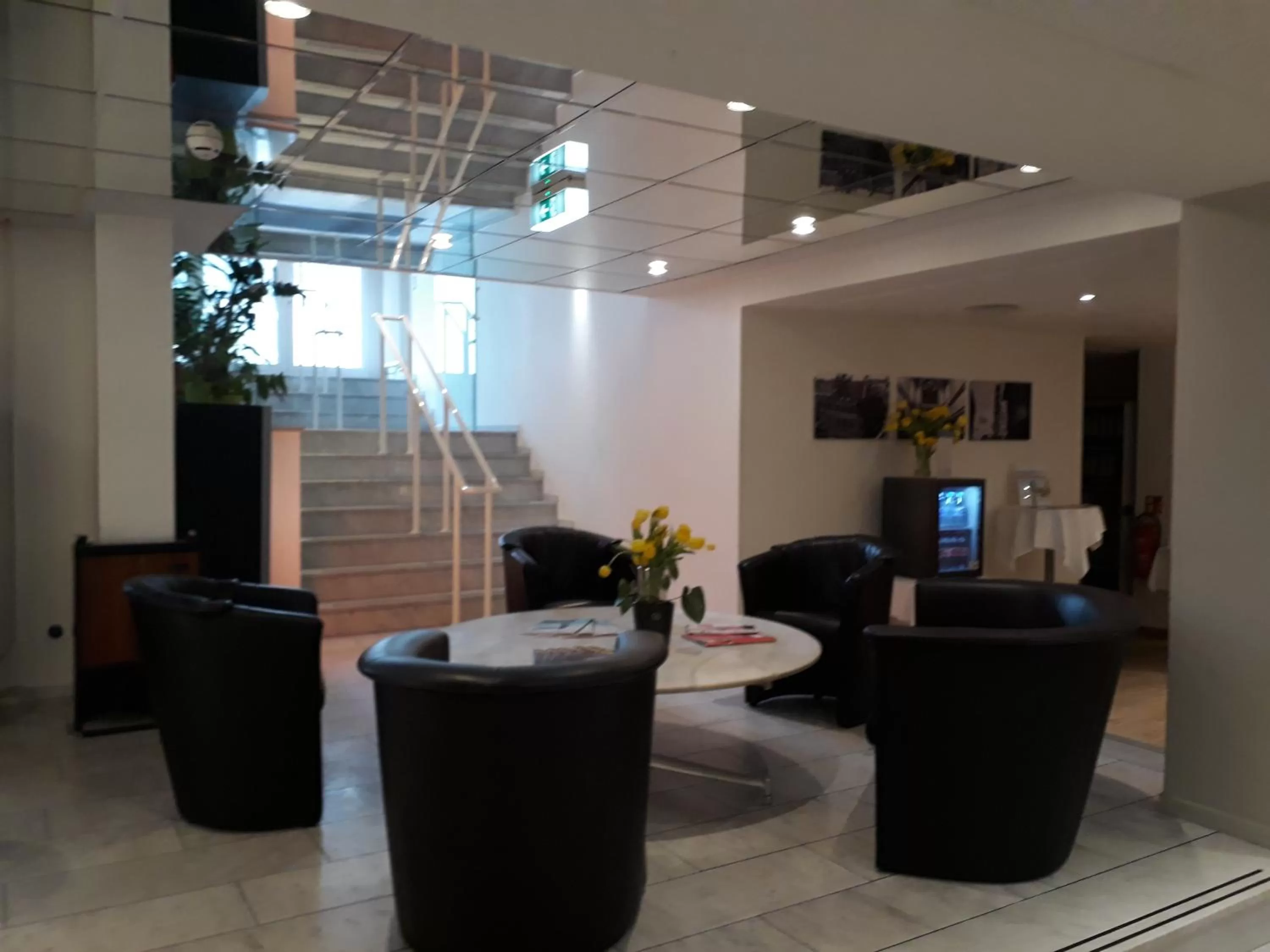Lobby or reception in Days Inn Dortmund West