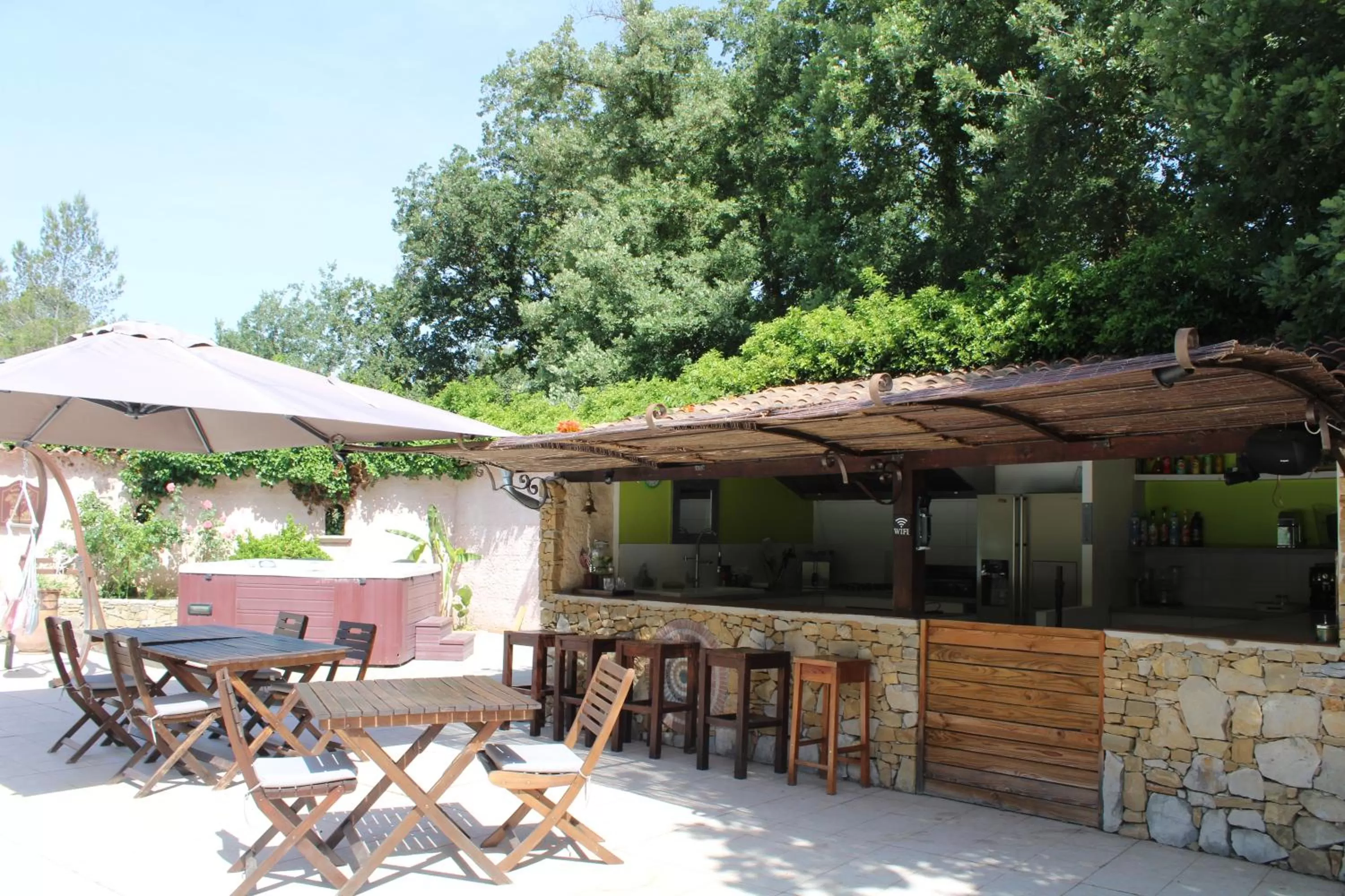 Patio, Restaurant/Places to Eat in Les Secrets du Défends