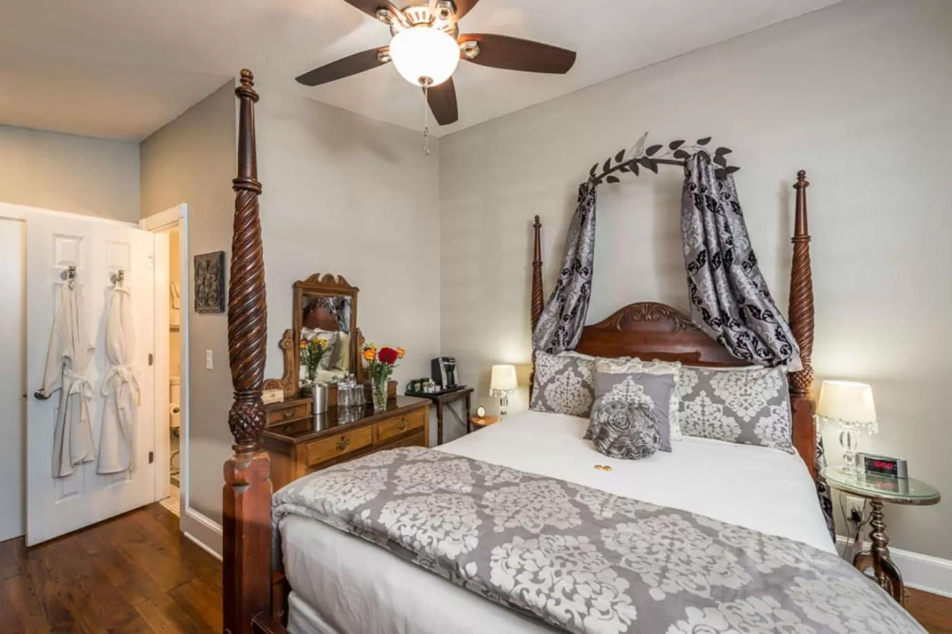 Photo of the whole room, Bed in Carriage Way Inn Bed & Breakfast Adults Only - 21 years old and up