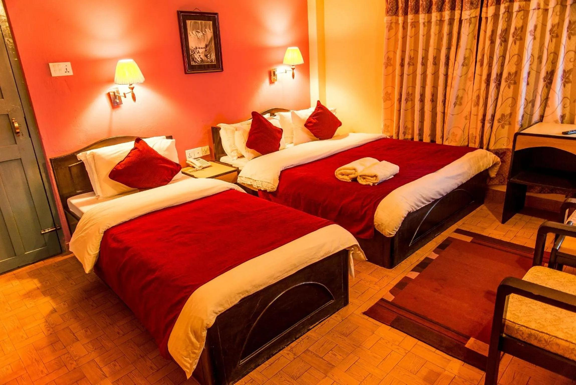 Bedroom, Bed in Hotel Silver Oaks Inn