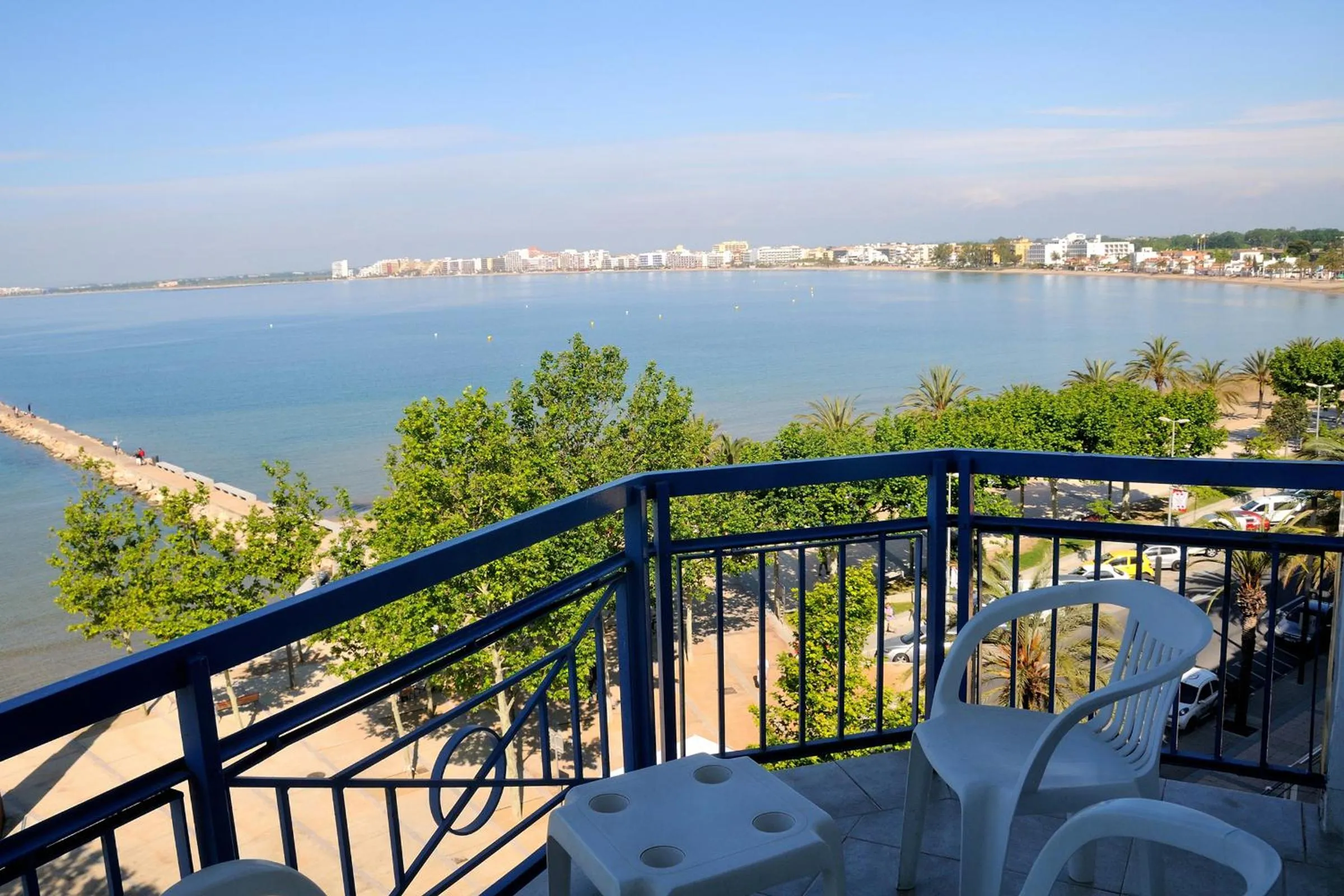 Quadruple Room with Sea View in Hotel Ramblamar