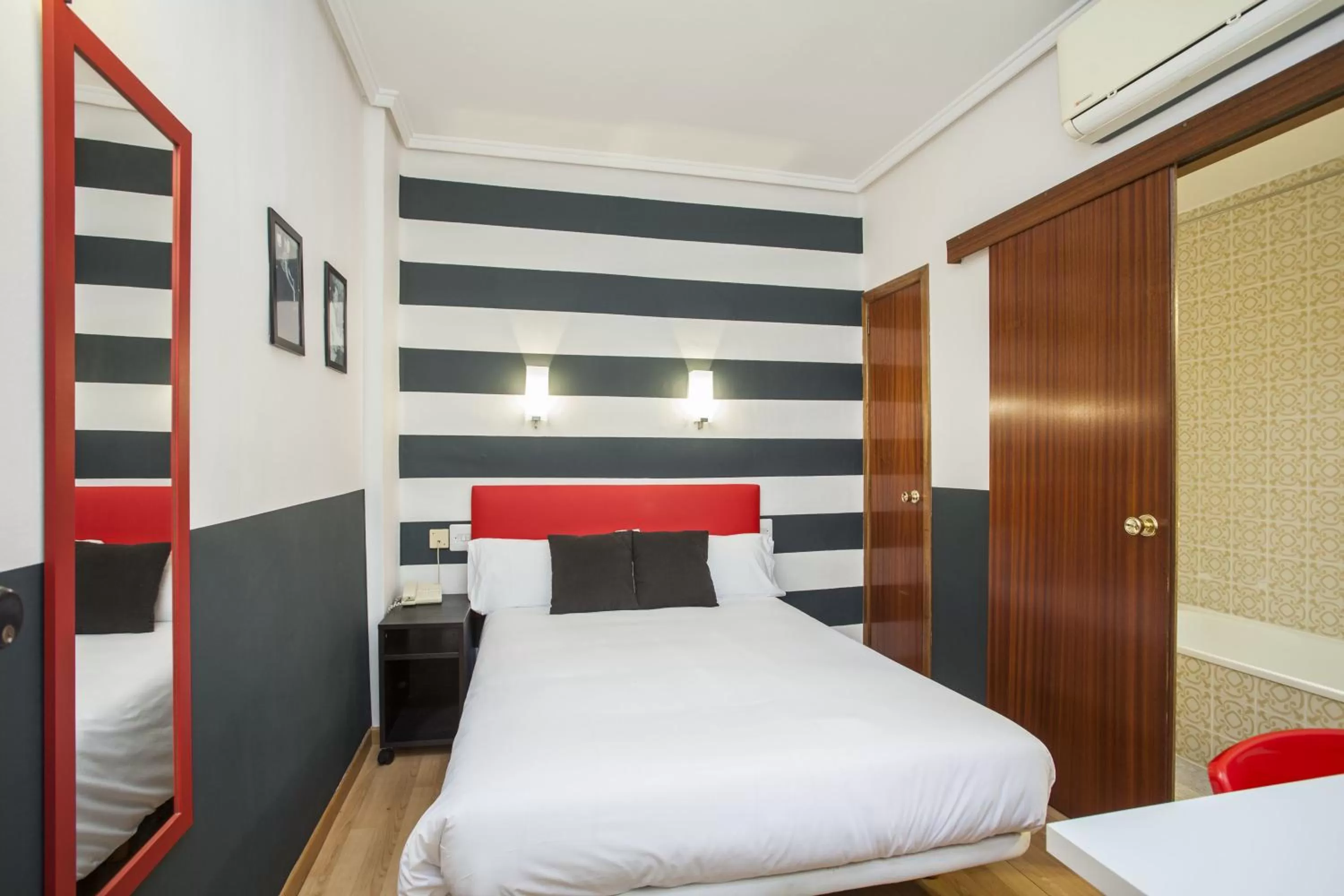 Bedroom, Bed in Hotel Valencia de la Música