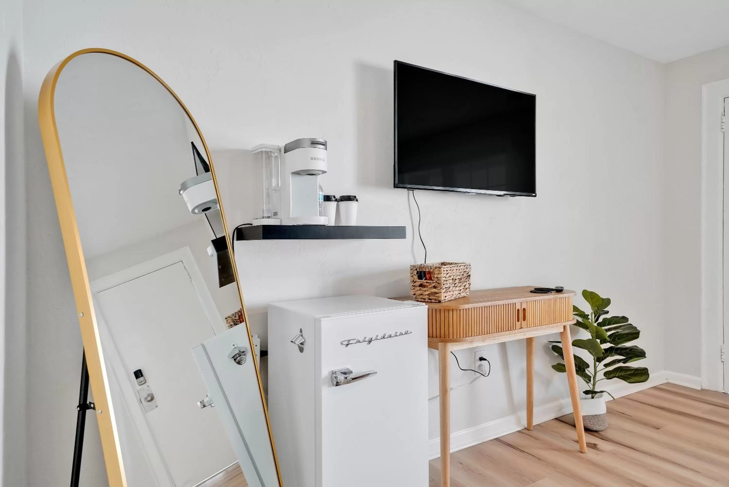 TV and multimedia in The Starlite Inn