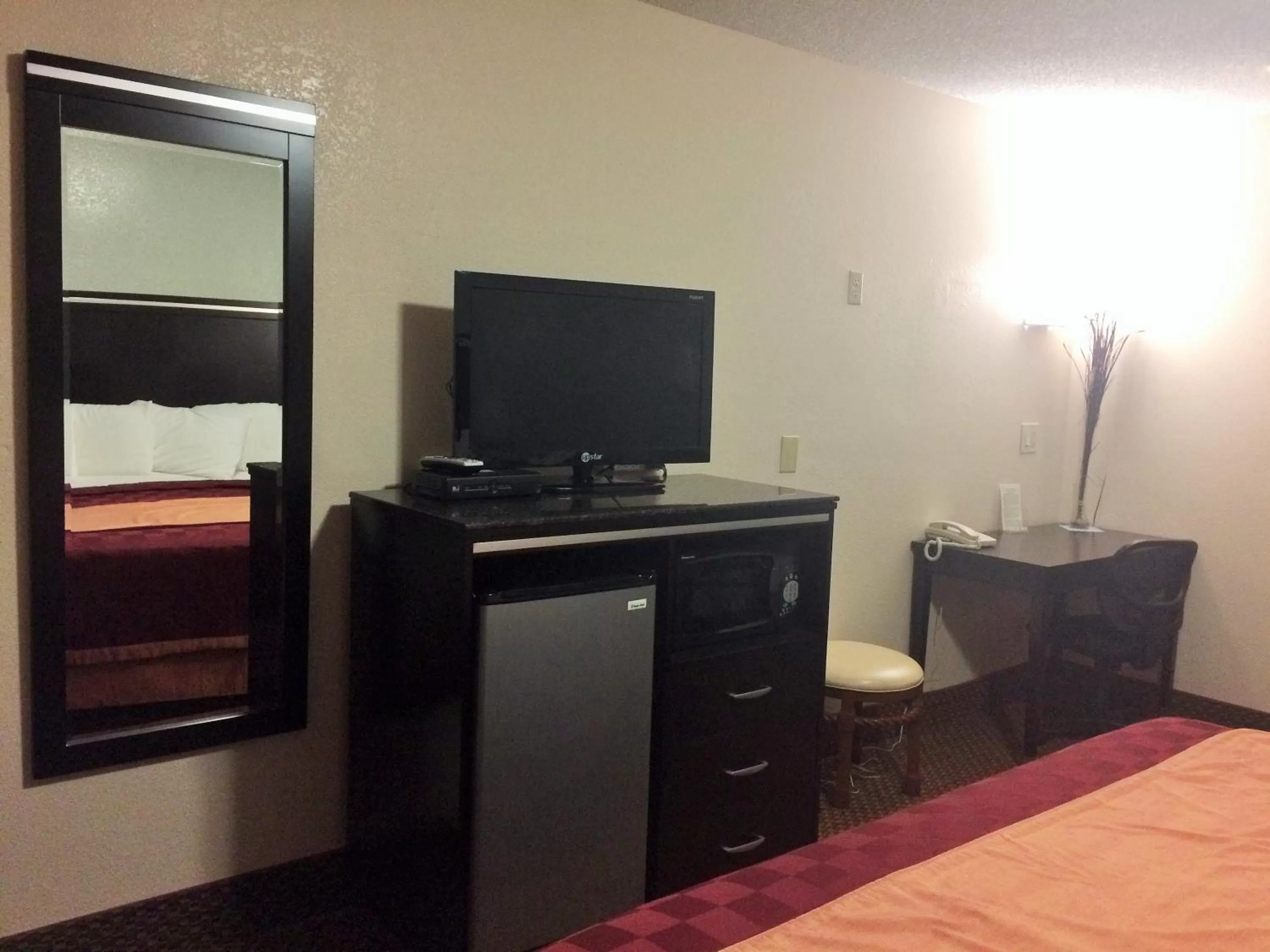 King Room - Accessible/Non-Smoking in Rodeway Inn On Historic Route 66