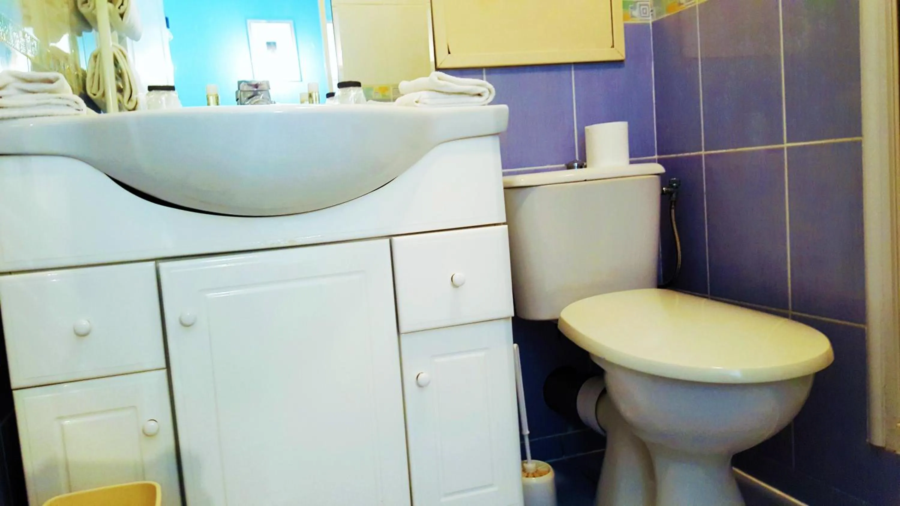 Shower in Modern'Hotel