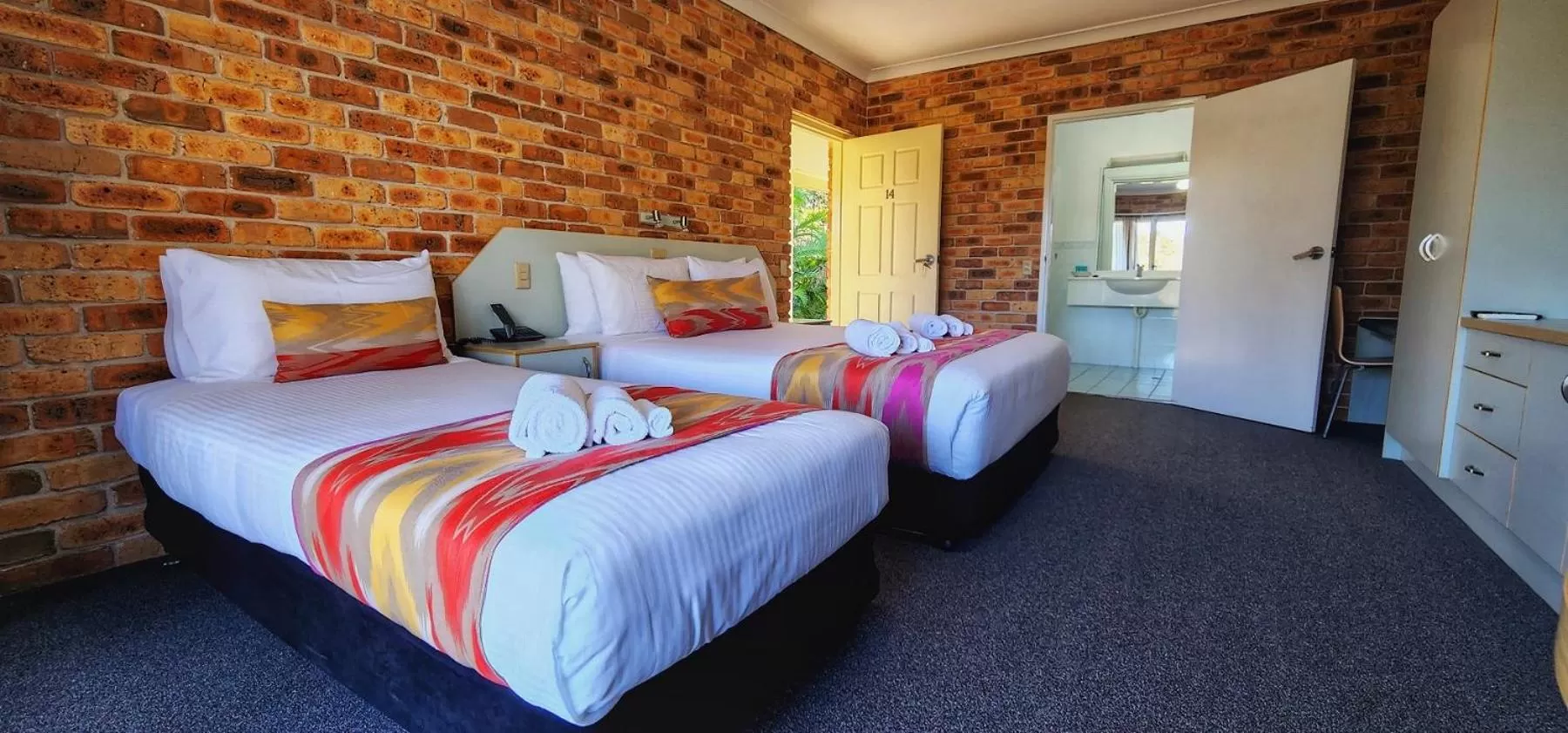 Bed in Golf Club Motor Inn Wingham