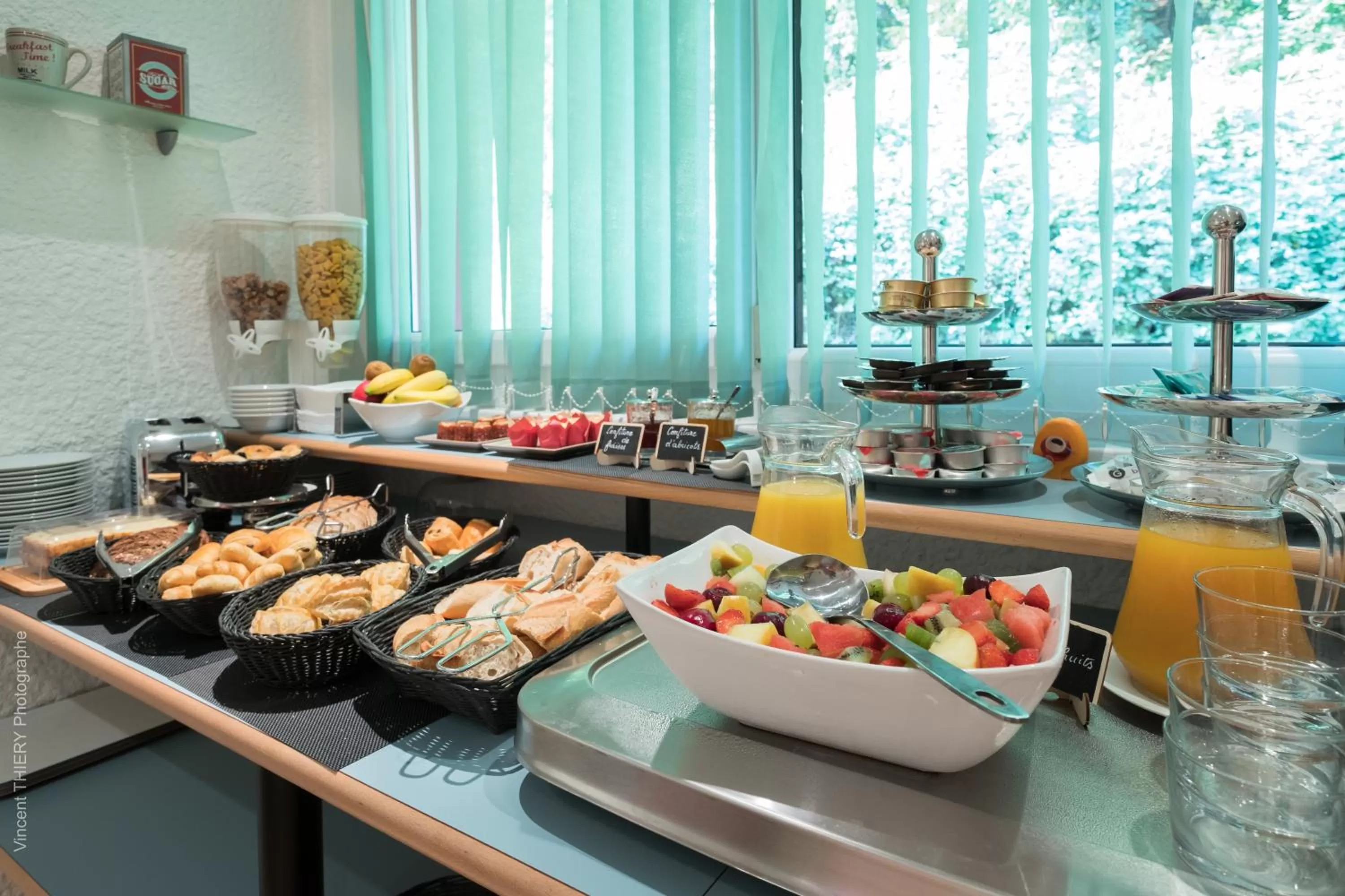 Buffet breakfast in Logis Hôtel Atrium Epinal Golbey