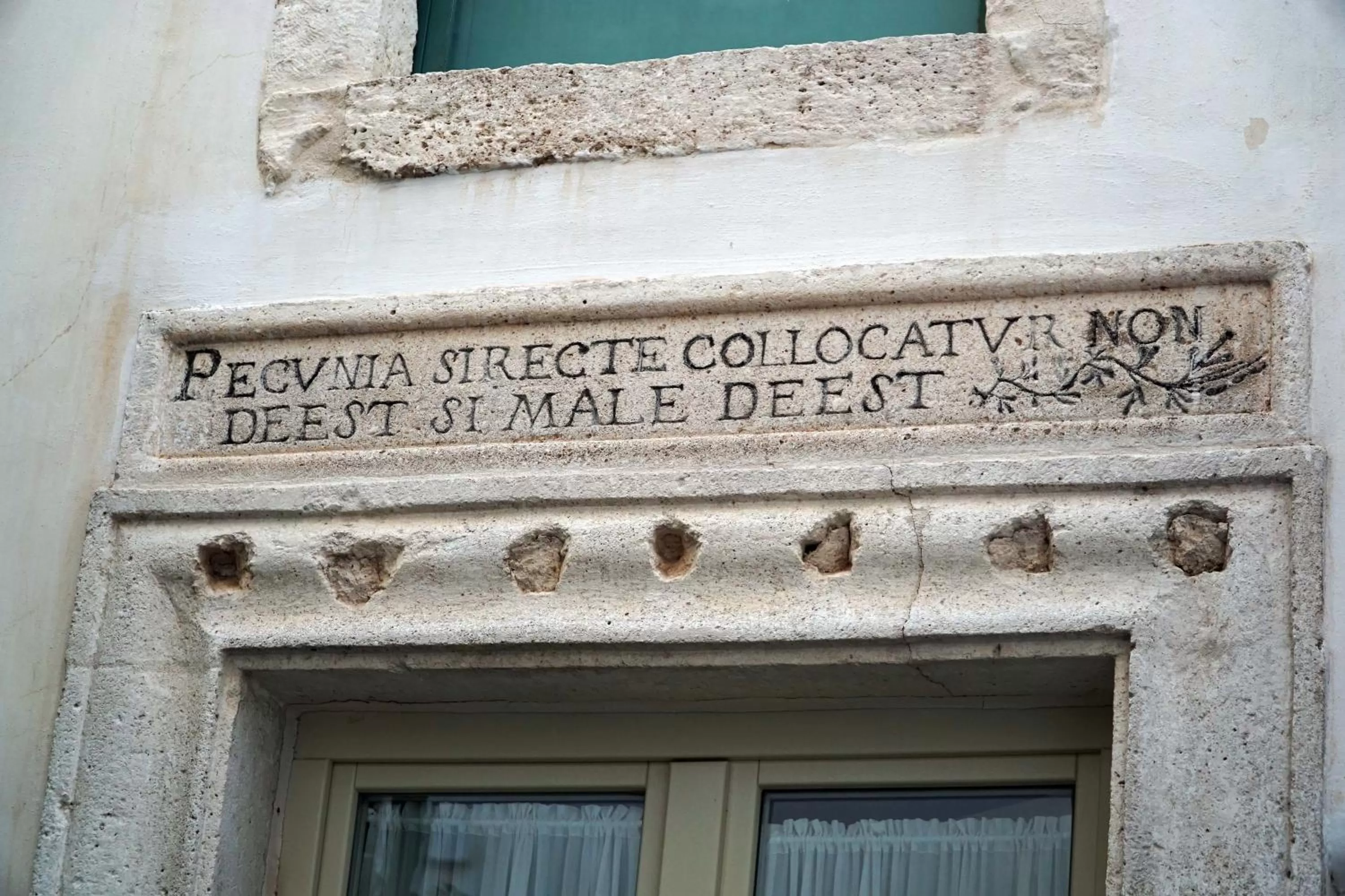 Text overlay in Hotel La Terra