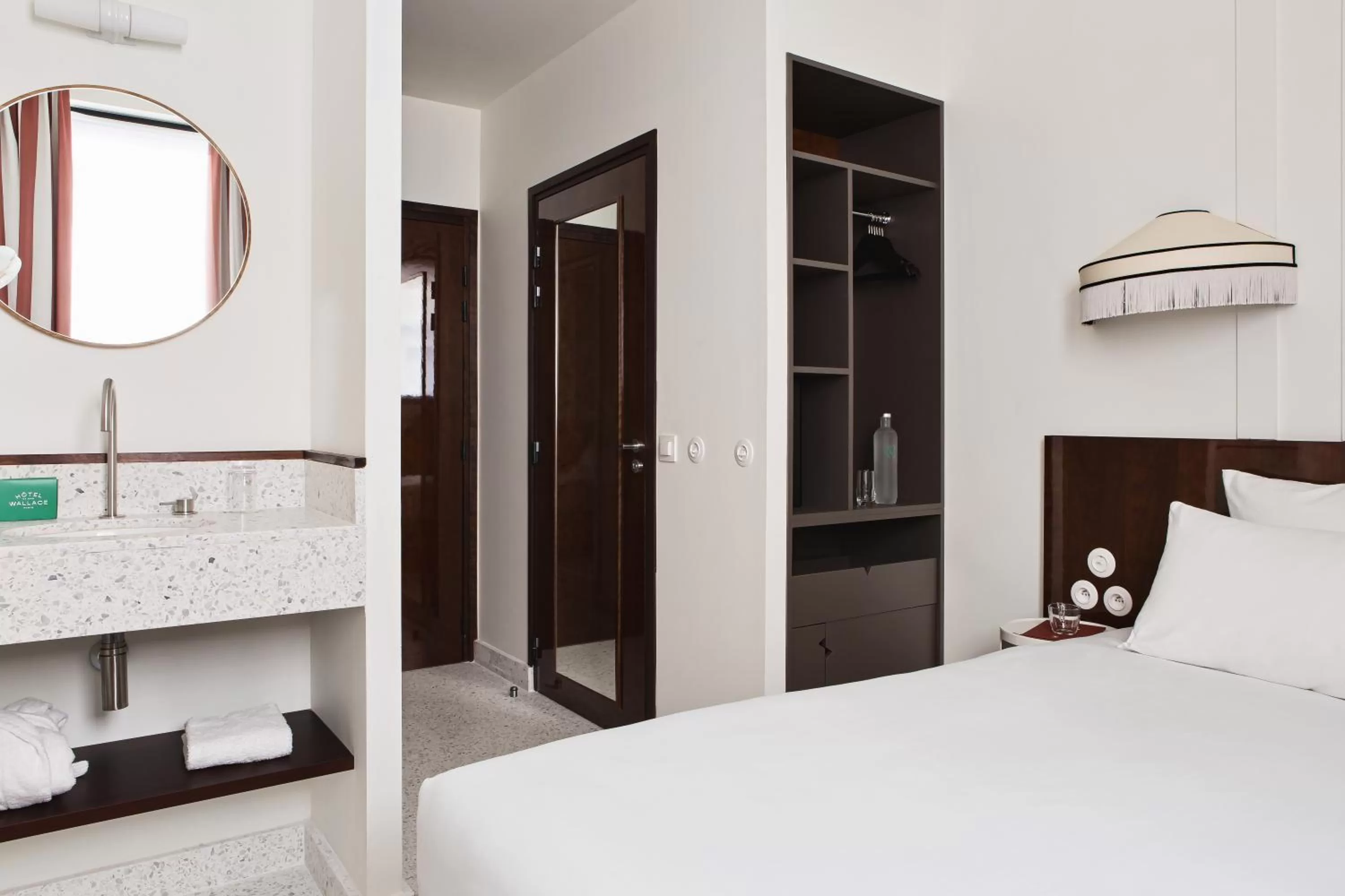 Shower, Bed in Hôtel Wallace, a Member of Design Hotels