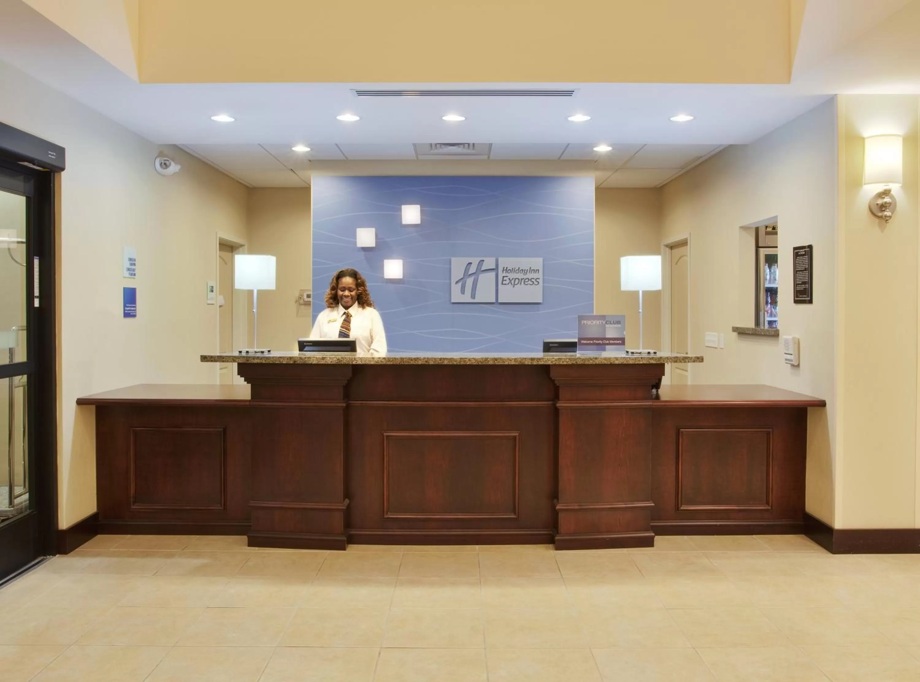 Lobby or reception in Holiday Inn Express & Suites Merced - Yosemite Natl Pk Area by IHG