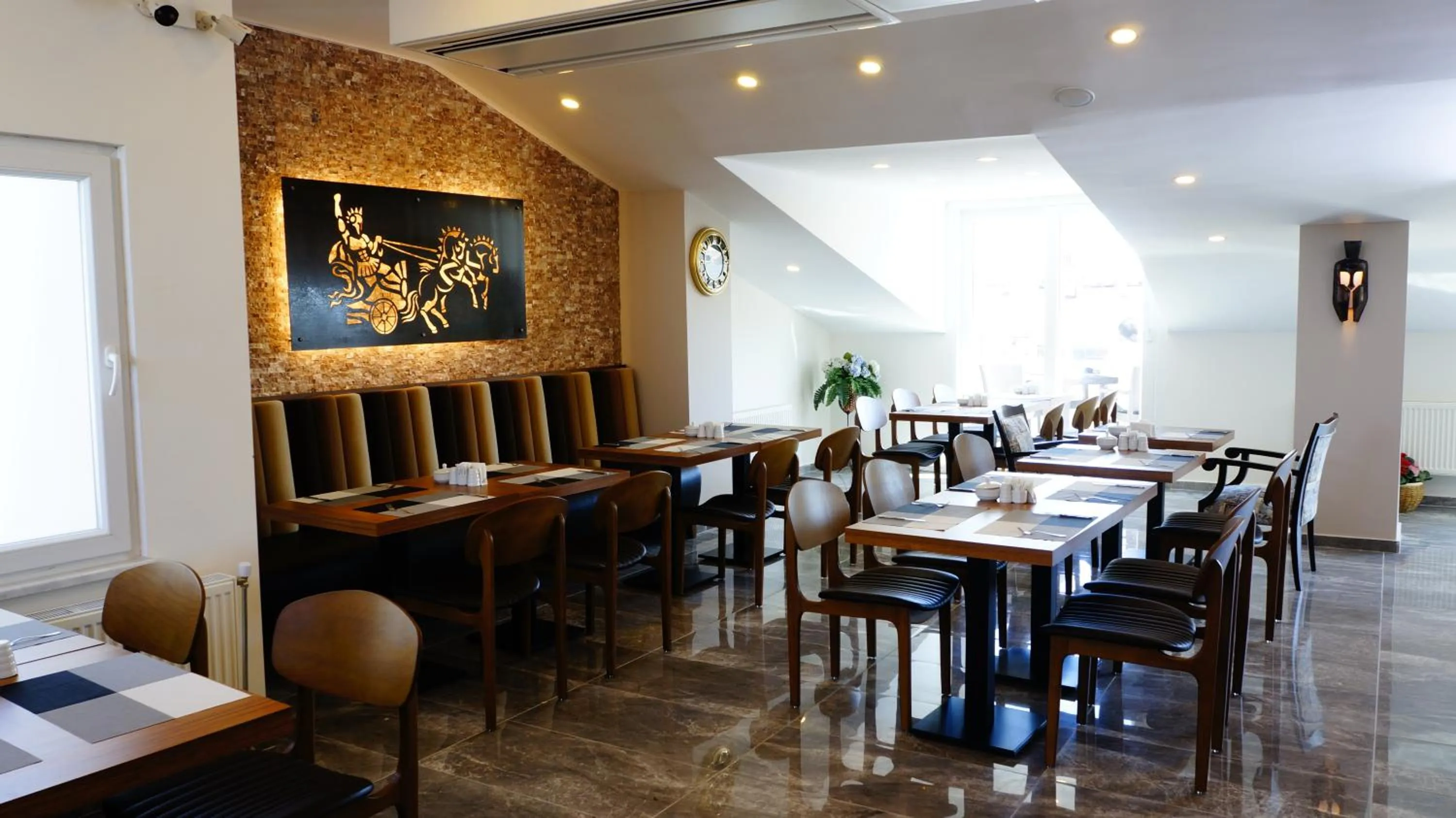 Restaurant/places to eat in Helen Hotel