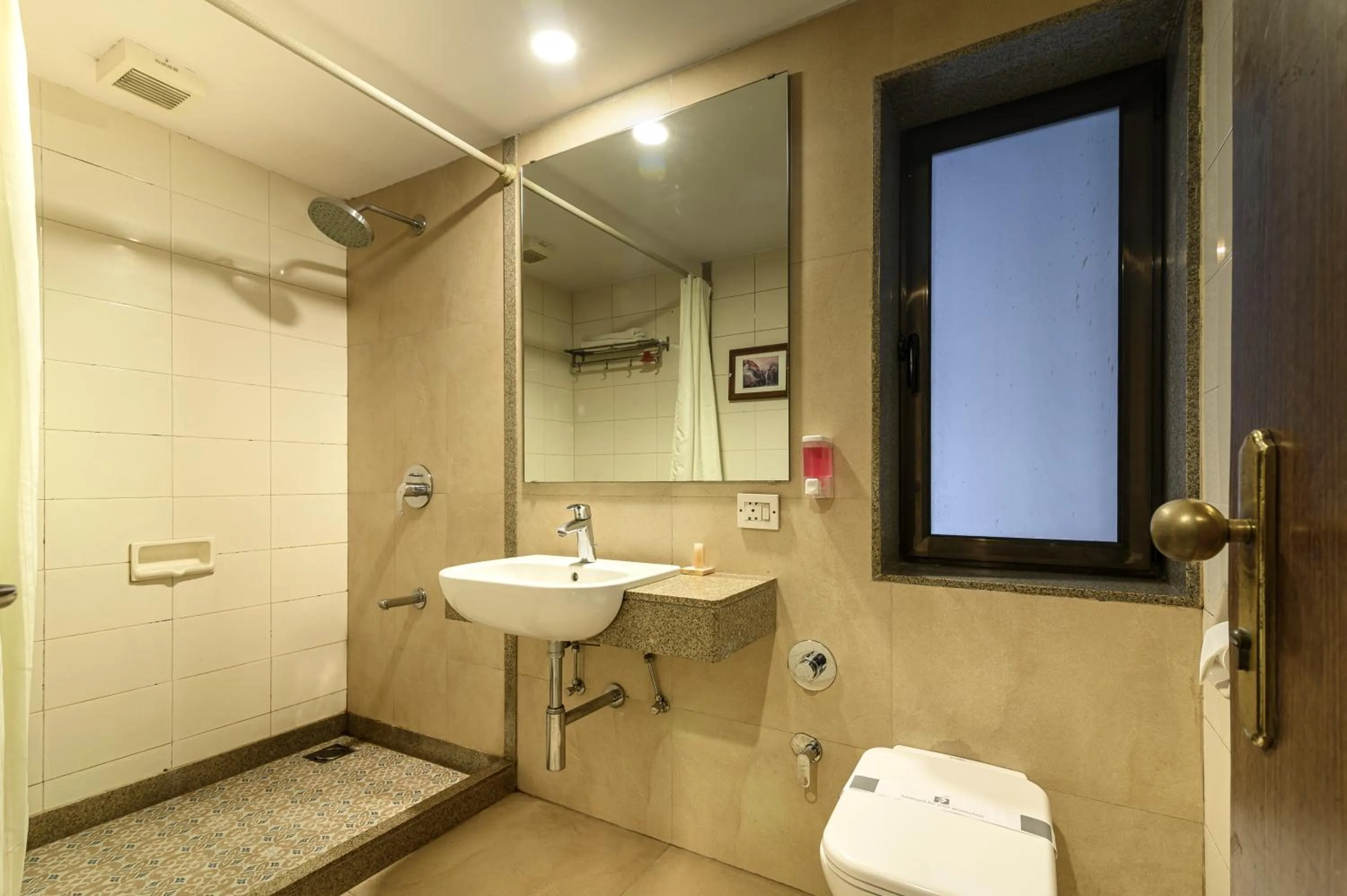 Shower in Budget Inn Bellevue