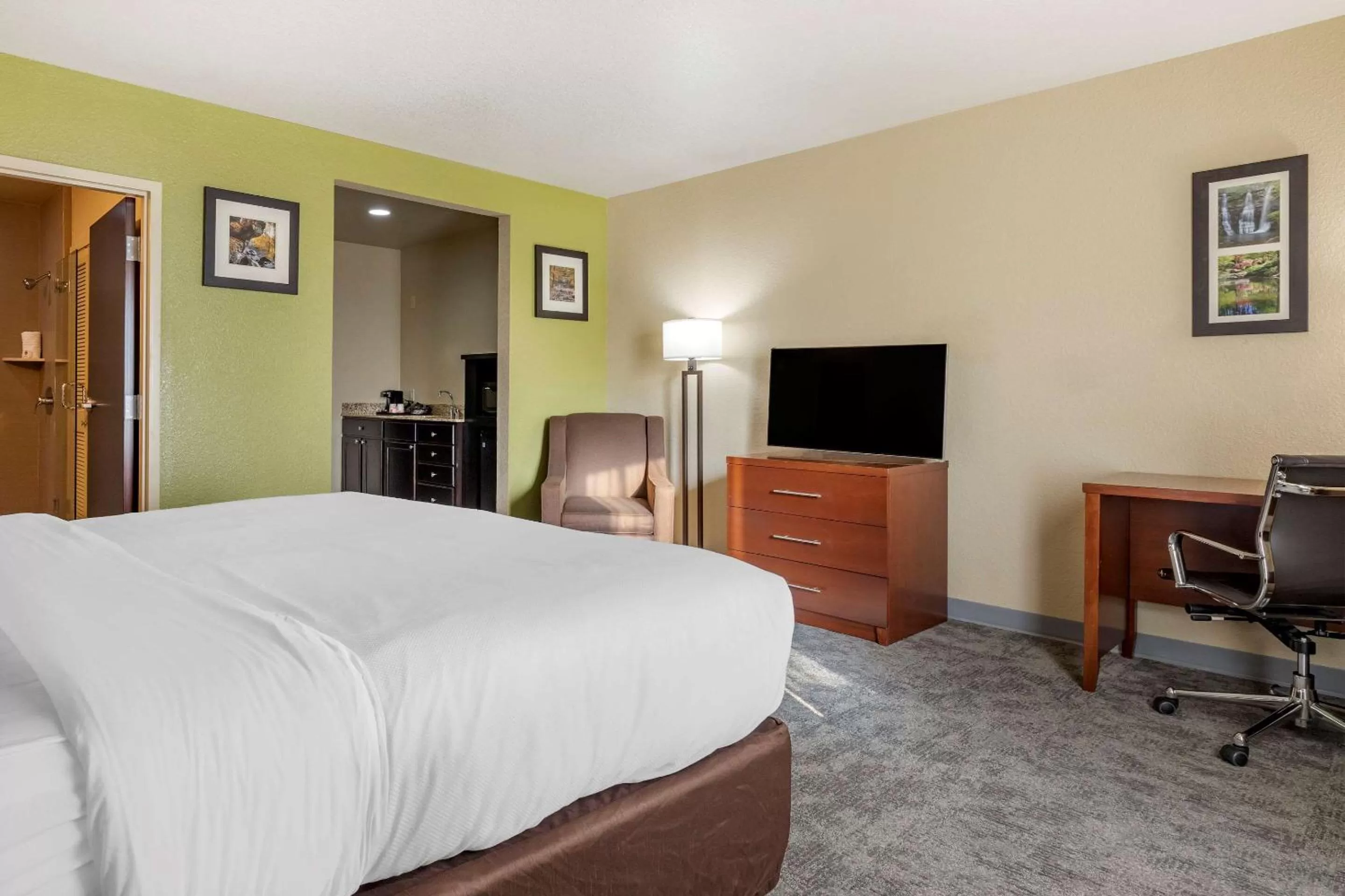 Photo of the whole room, Bed in Comfort Inn Bentonville - Crystal Bridges