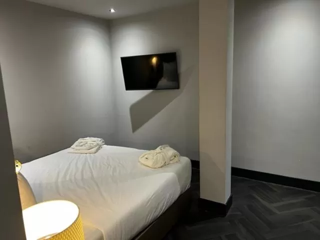 Photo of the whole room, Bed in Triple G Hotels