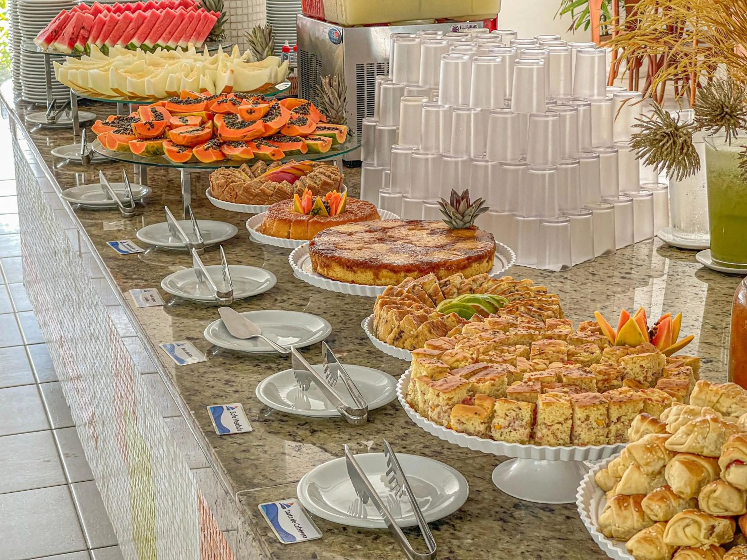 Food and drinks in Sunshine Praia Hotel