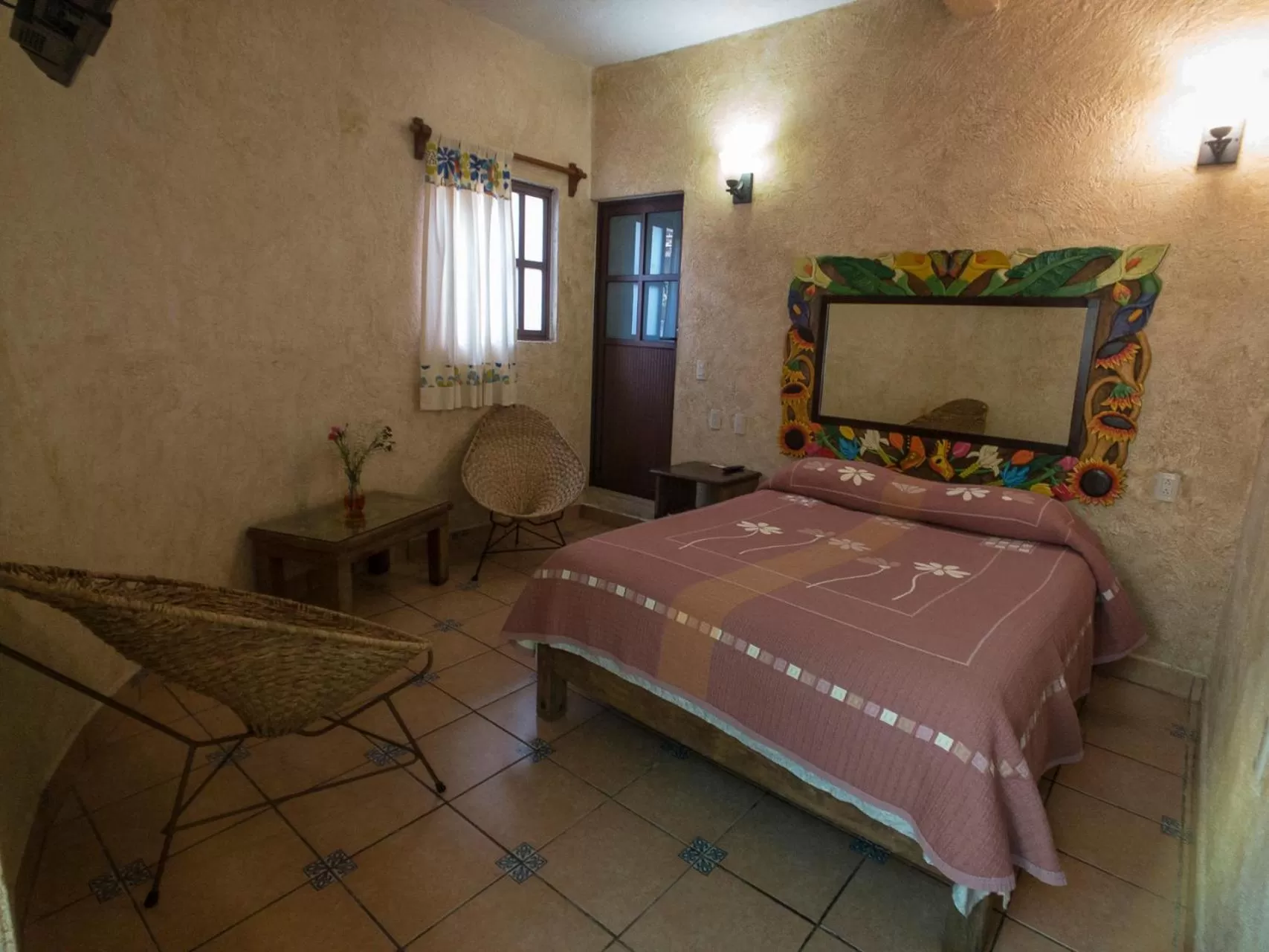 Photo of the whole room, Bed in Flor de Cera