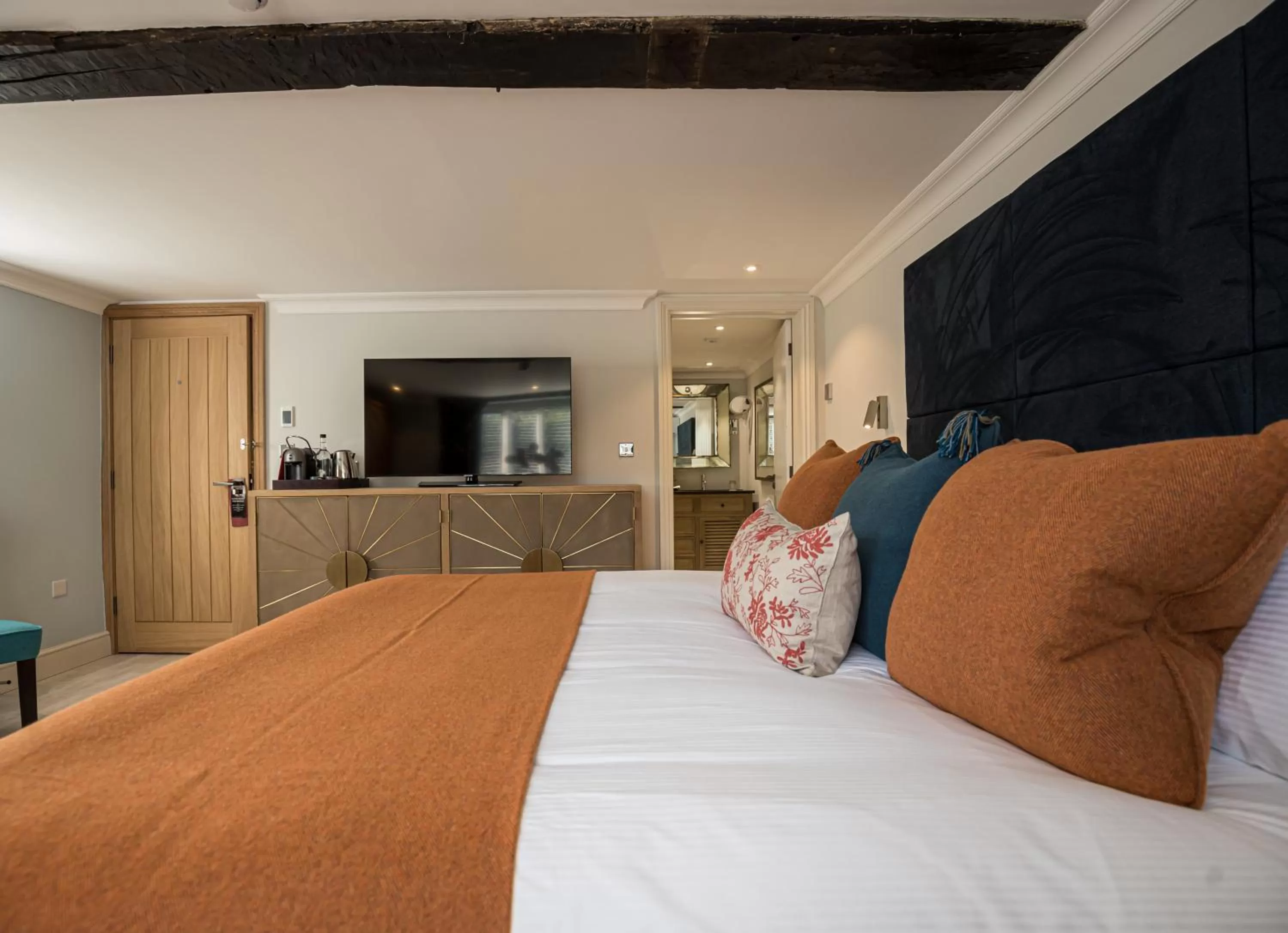 Bed in Great Fosters - Near Windsor