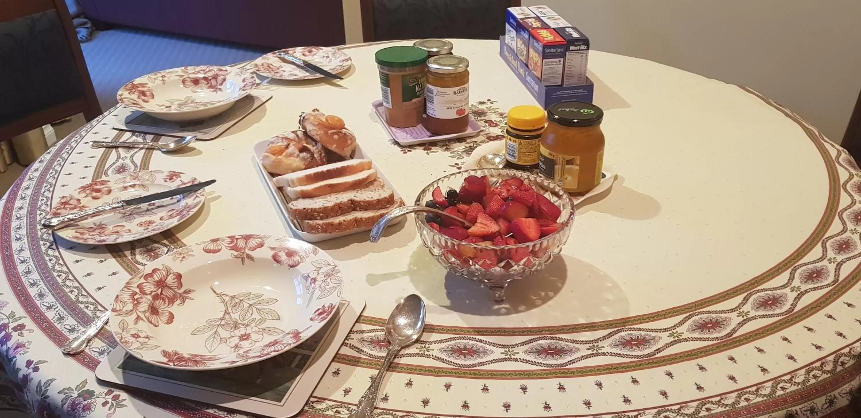 Continental breakfast in Liz on Lowry