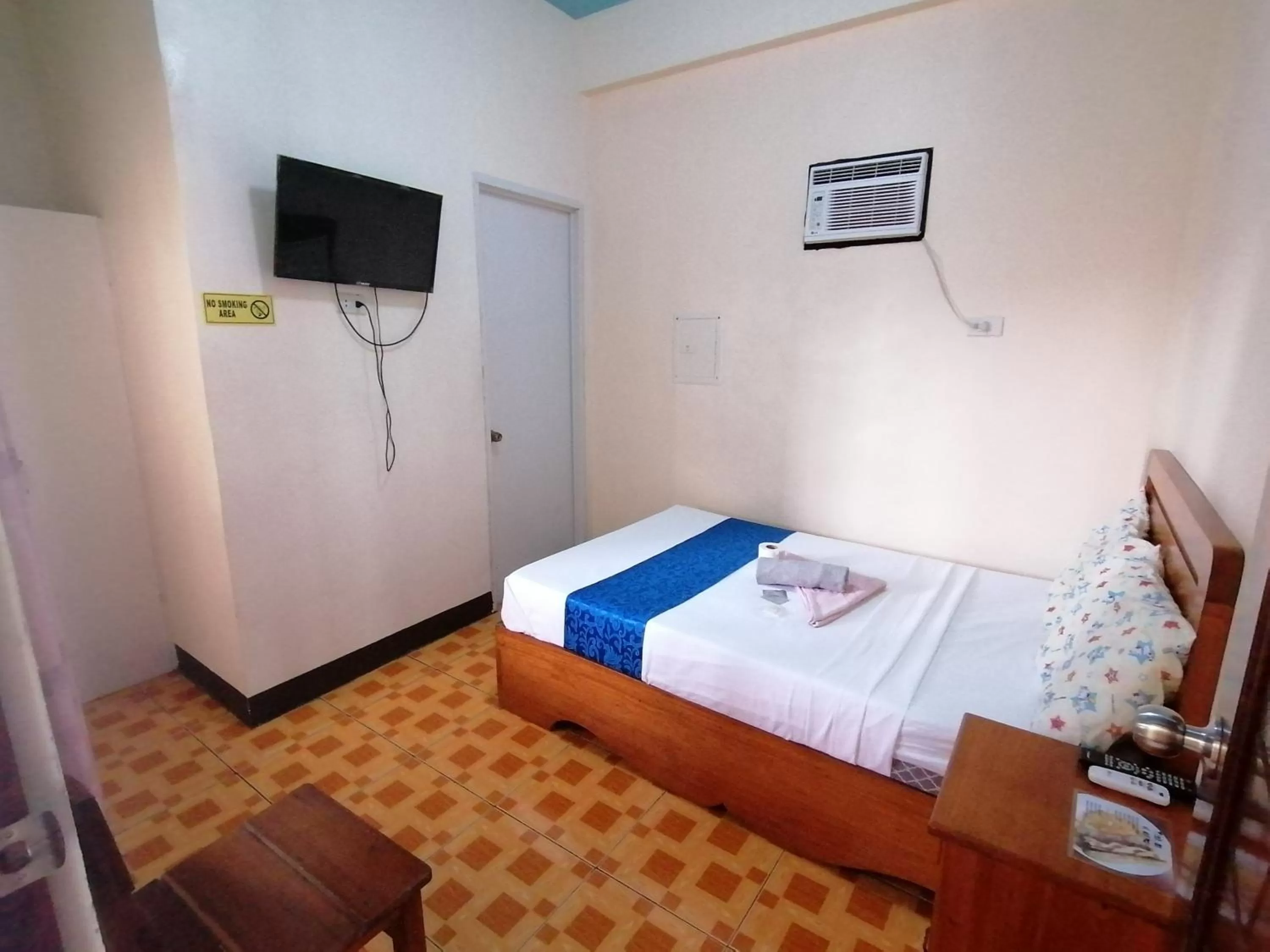 Photo of the whole room, Bed in Mariner's Pension House