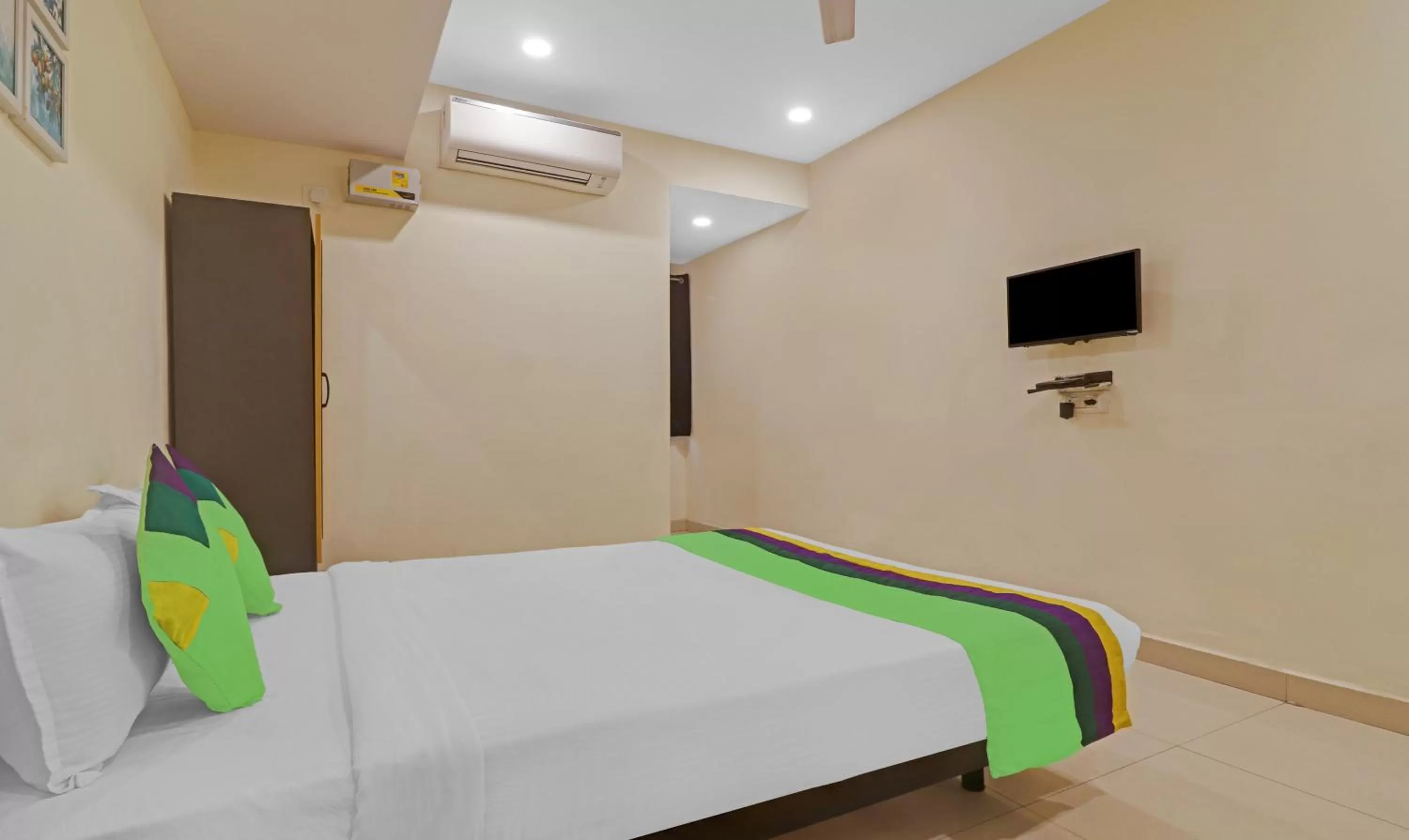 Bedroom, Bed in Treebo Tee