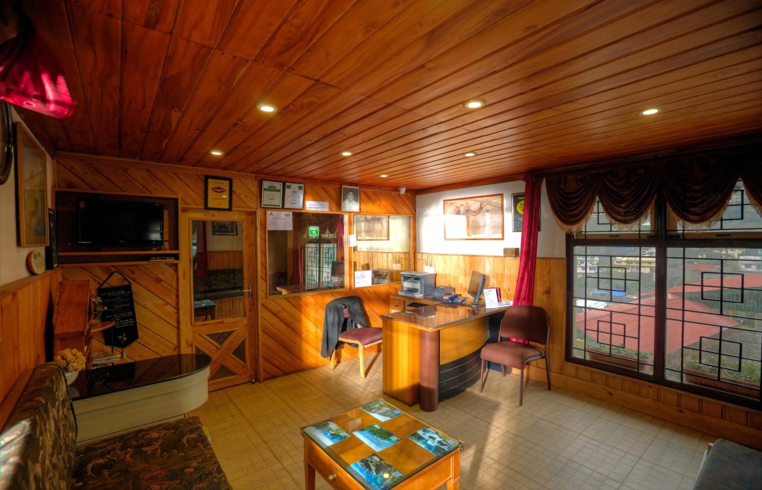 Lobby or reception in Pine Borough Inn