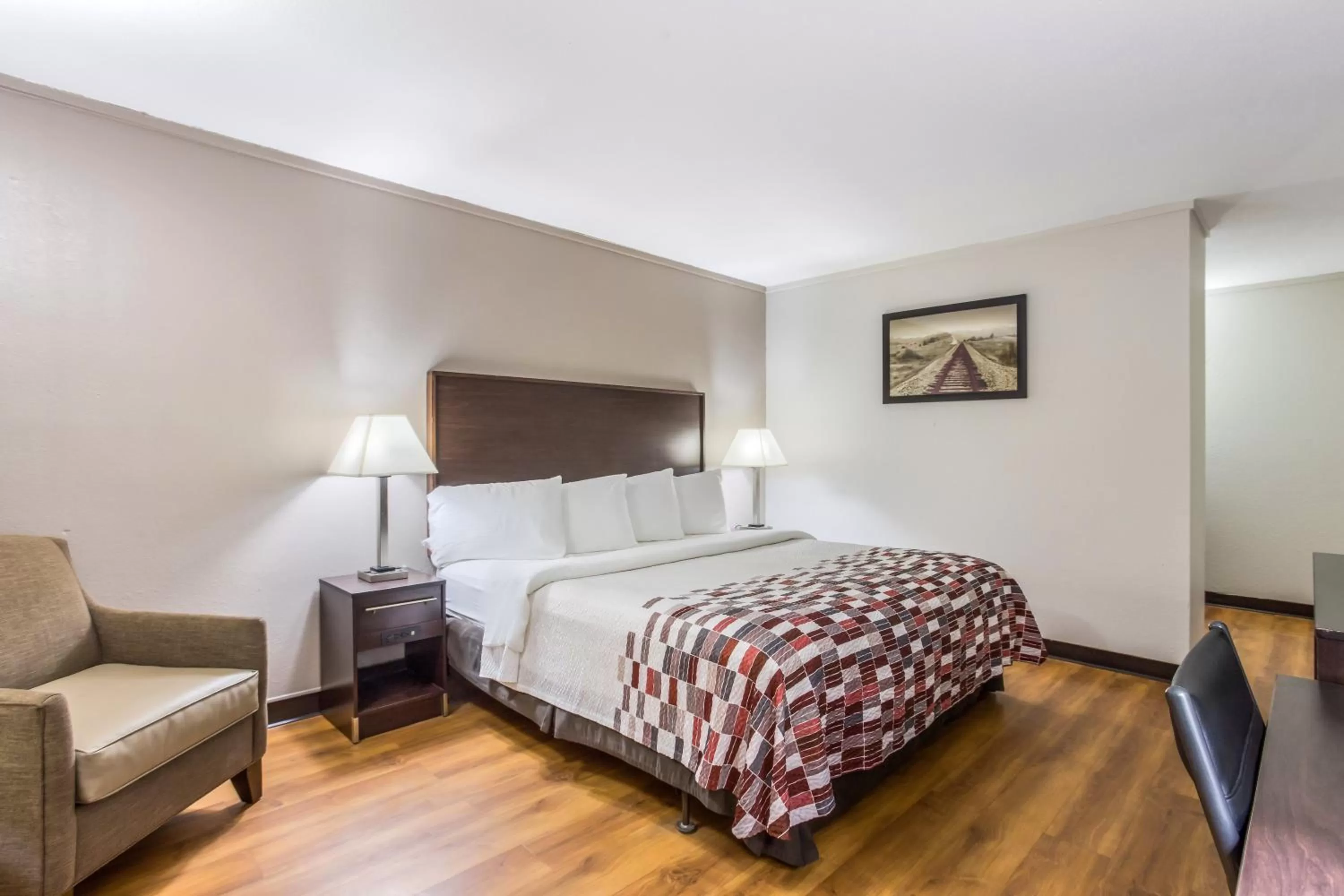 Photo of the whole room, Bed in Red Roof Inn Meridian