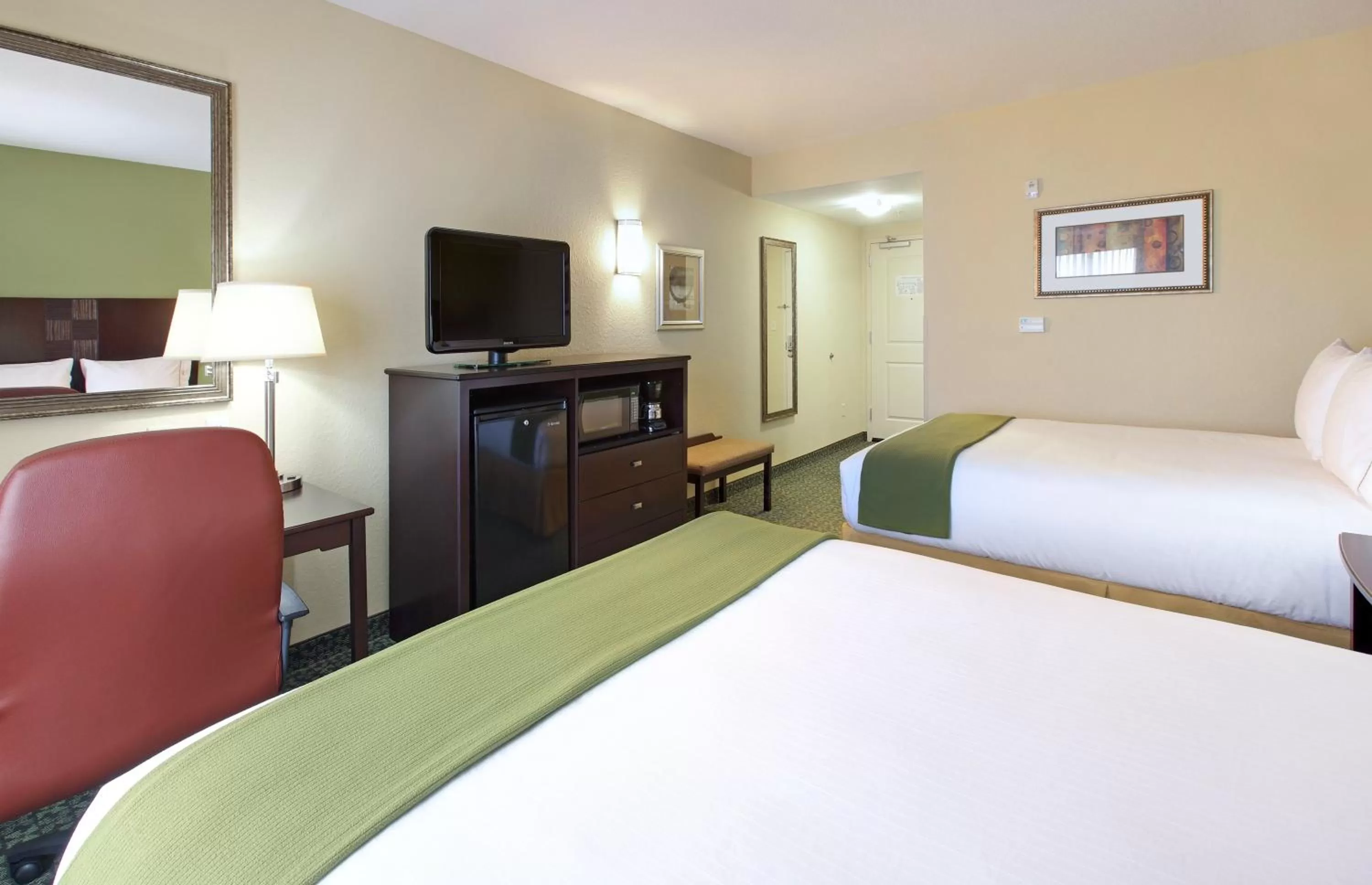 Photo of the whole room, Bed in Holiday Inn Express & Suites Covington by IHG