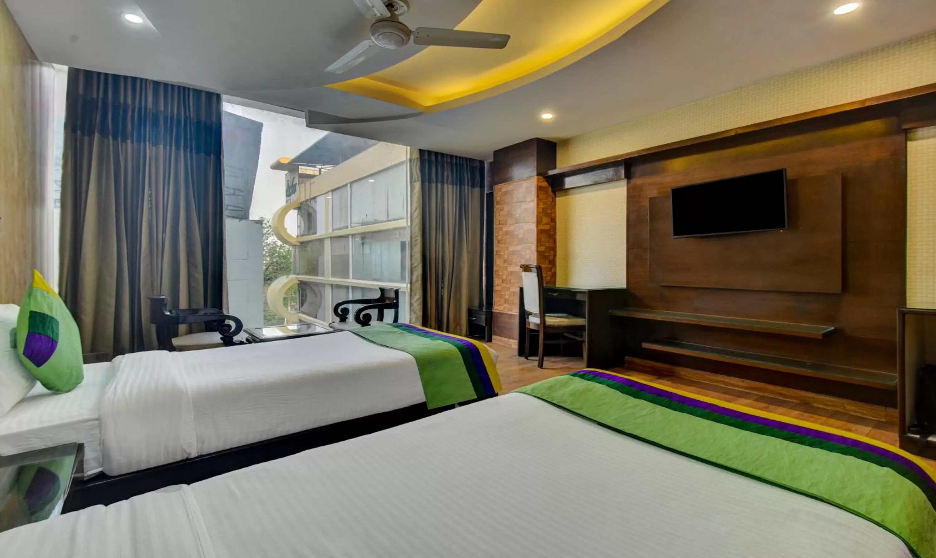 TV and multimedia, Bed in Treebo Elysee, Patel Nagar