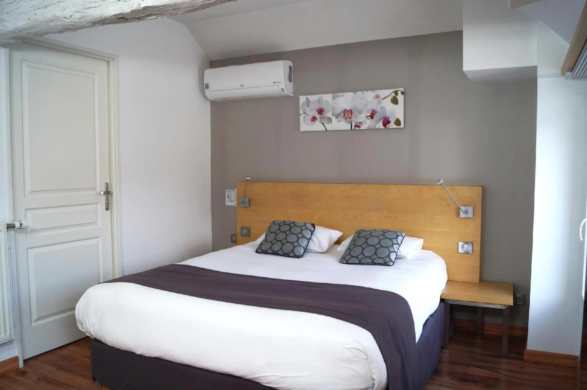 Bed in Logis Hôtel Restaurant Le Moulin de la Coudre