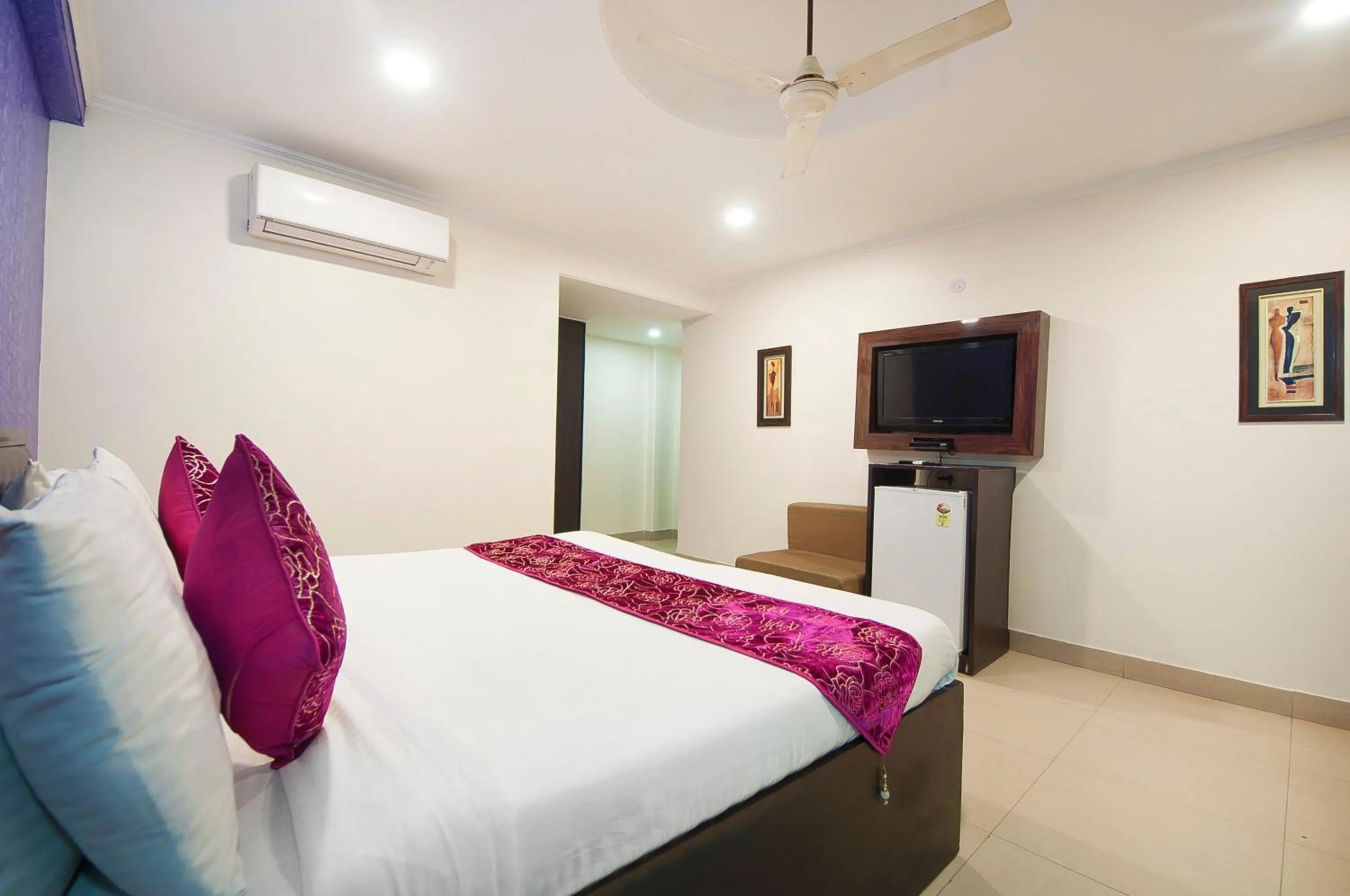 Bedroom, Bed in HOTEL DAKHA INTERNATIONAL - Karol Bagh, New Delhi