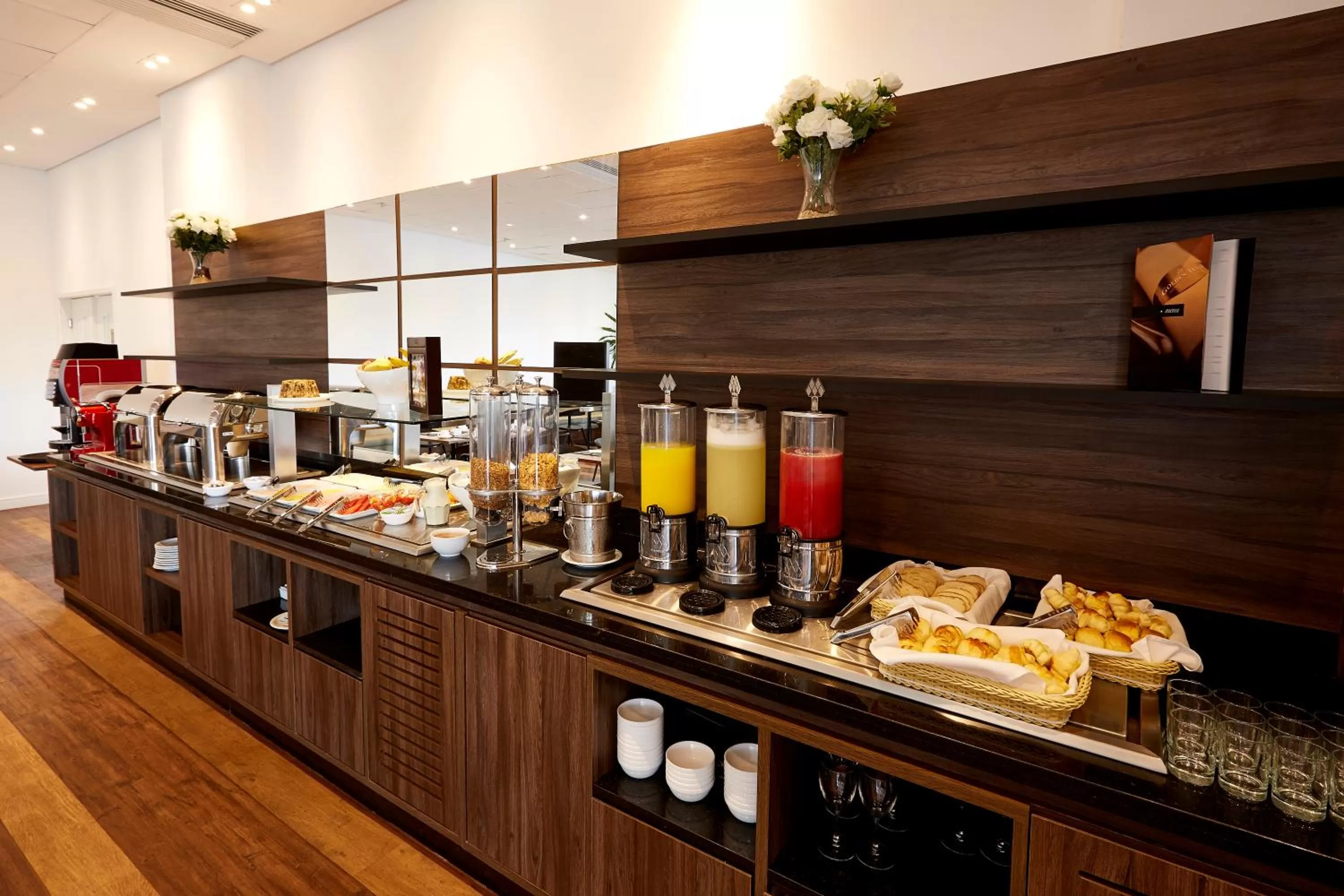 Restaurant/places to eat in Tulip Inn Itaguai