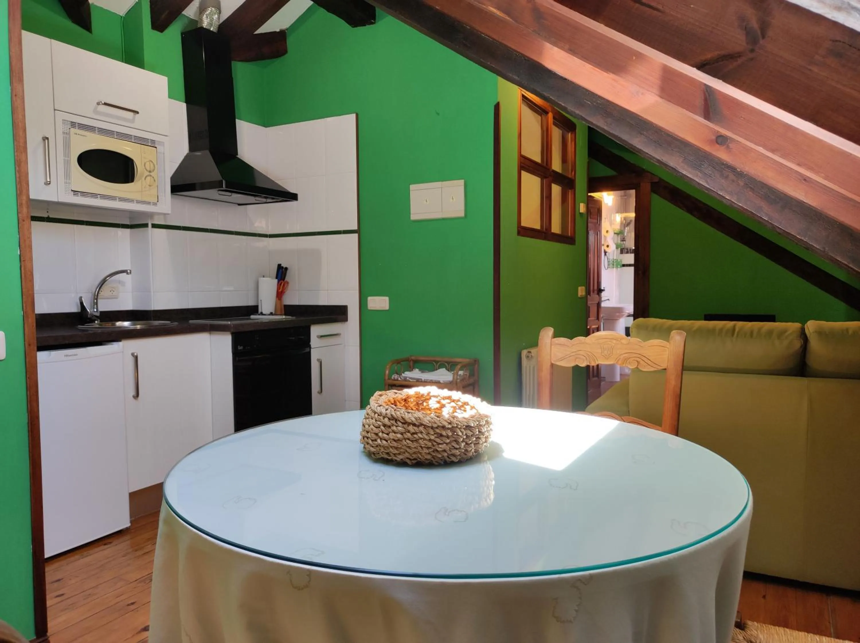 Communal kitchen in Viviendas Rurales El Covaju