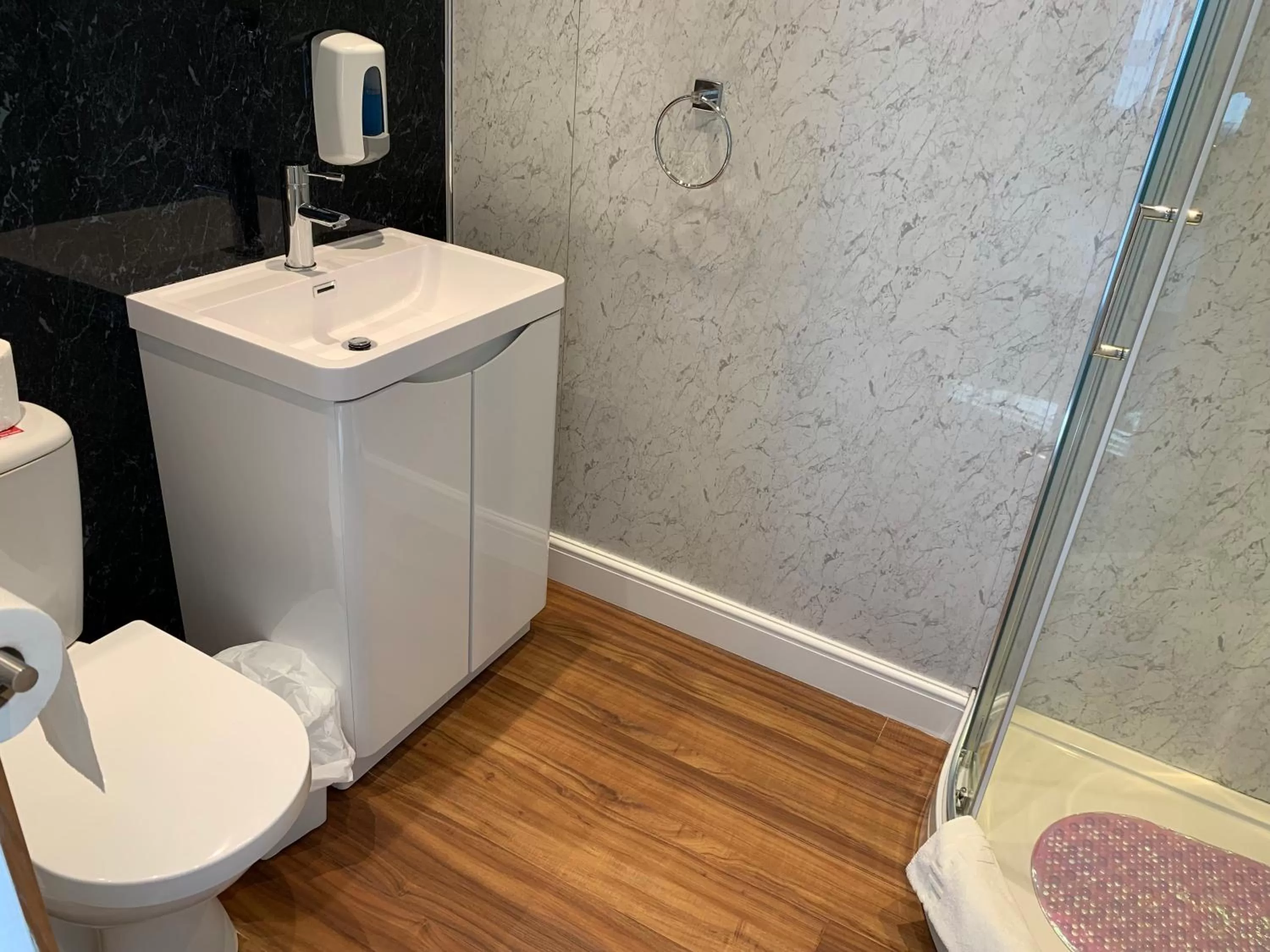 Bathroom in The Royal Clarence Hotel (on the Seafront)