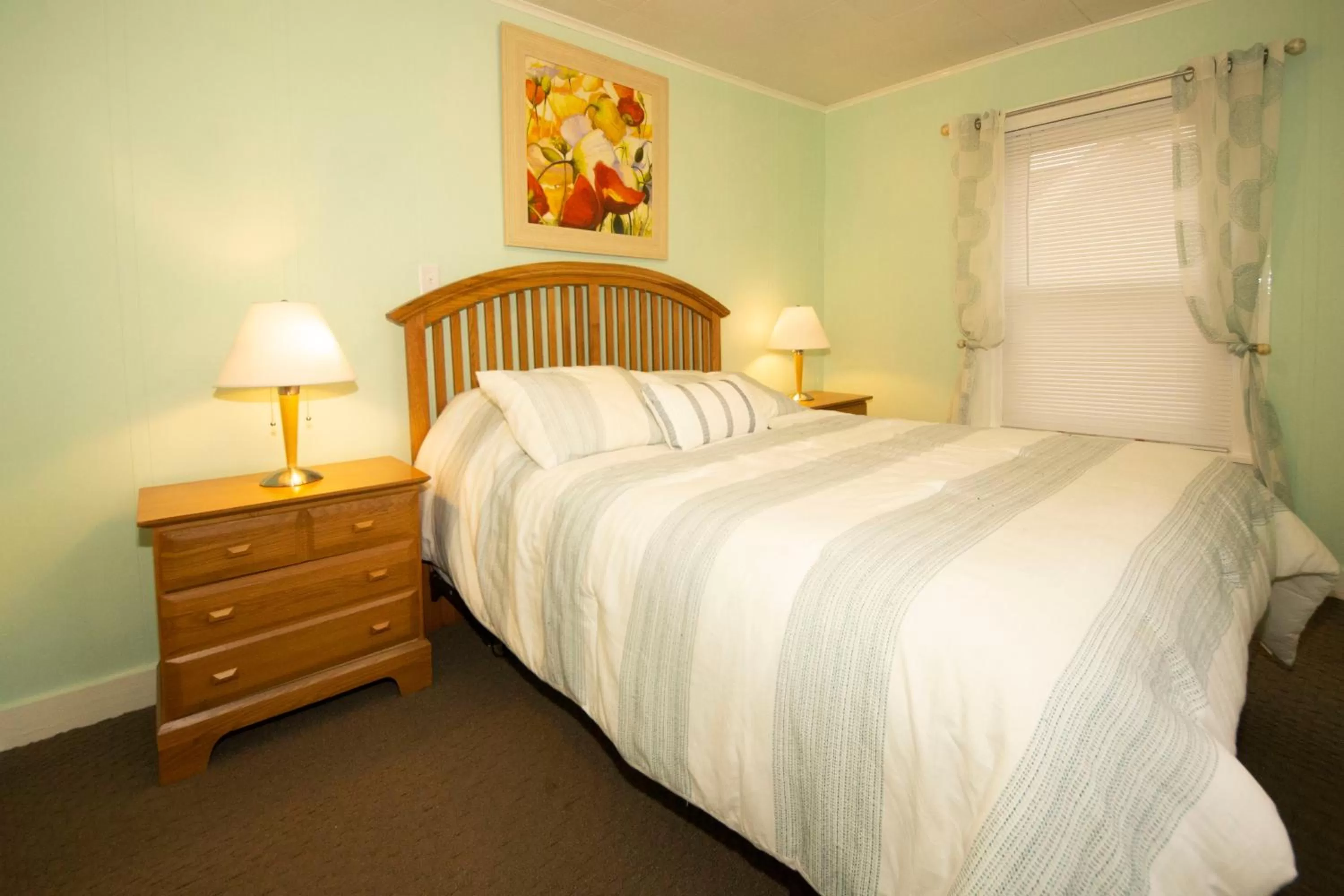 Bed in Simmons Motel and Suites