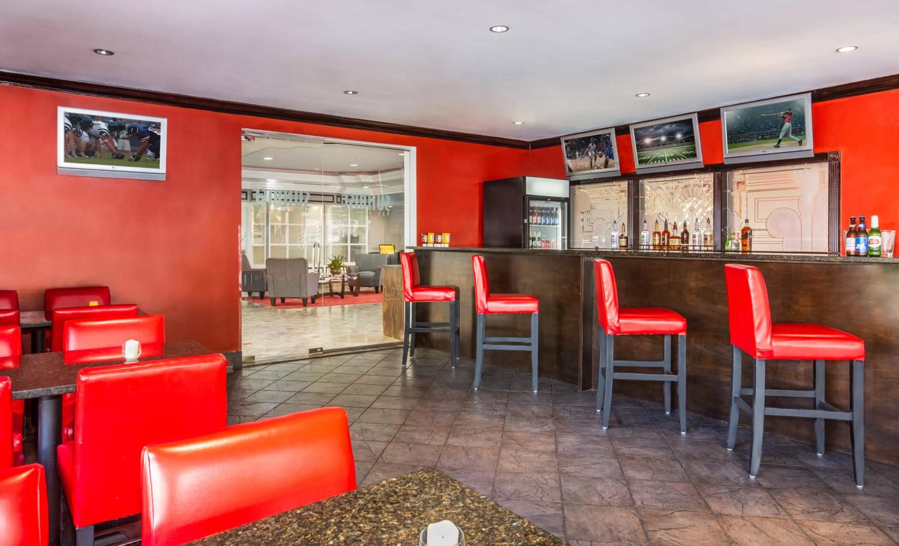 Restaurant/places to eat, Lounge/Bar in The Link Hotel on Sunrise