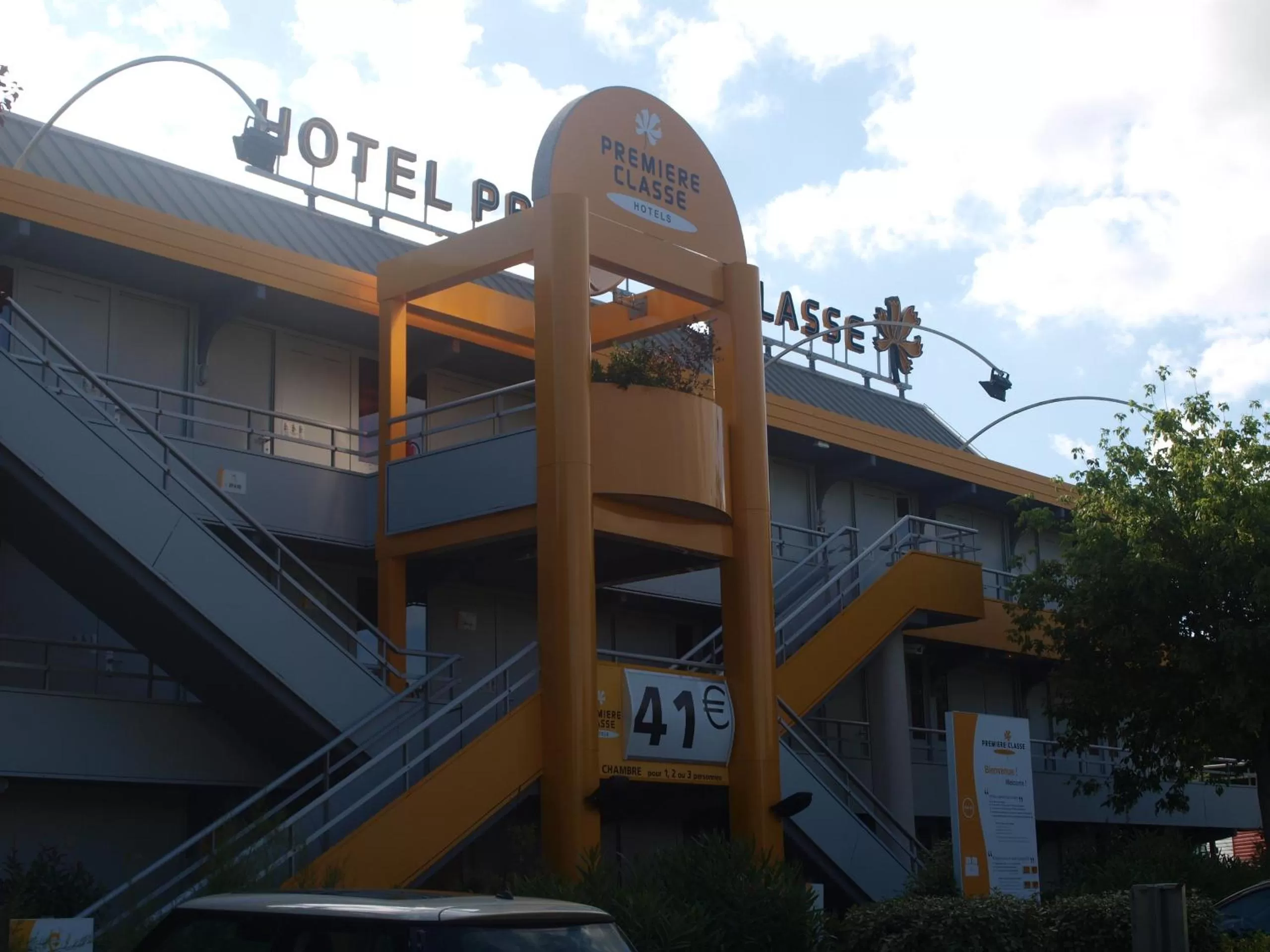 Property logo or sign in Premiere Classe Beziers