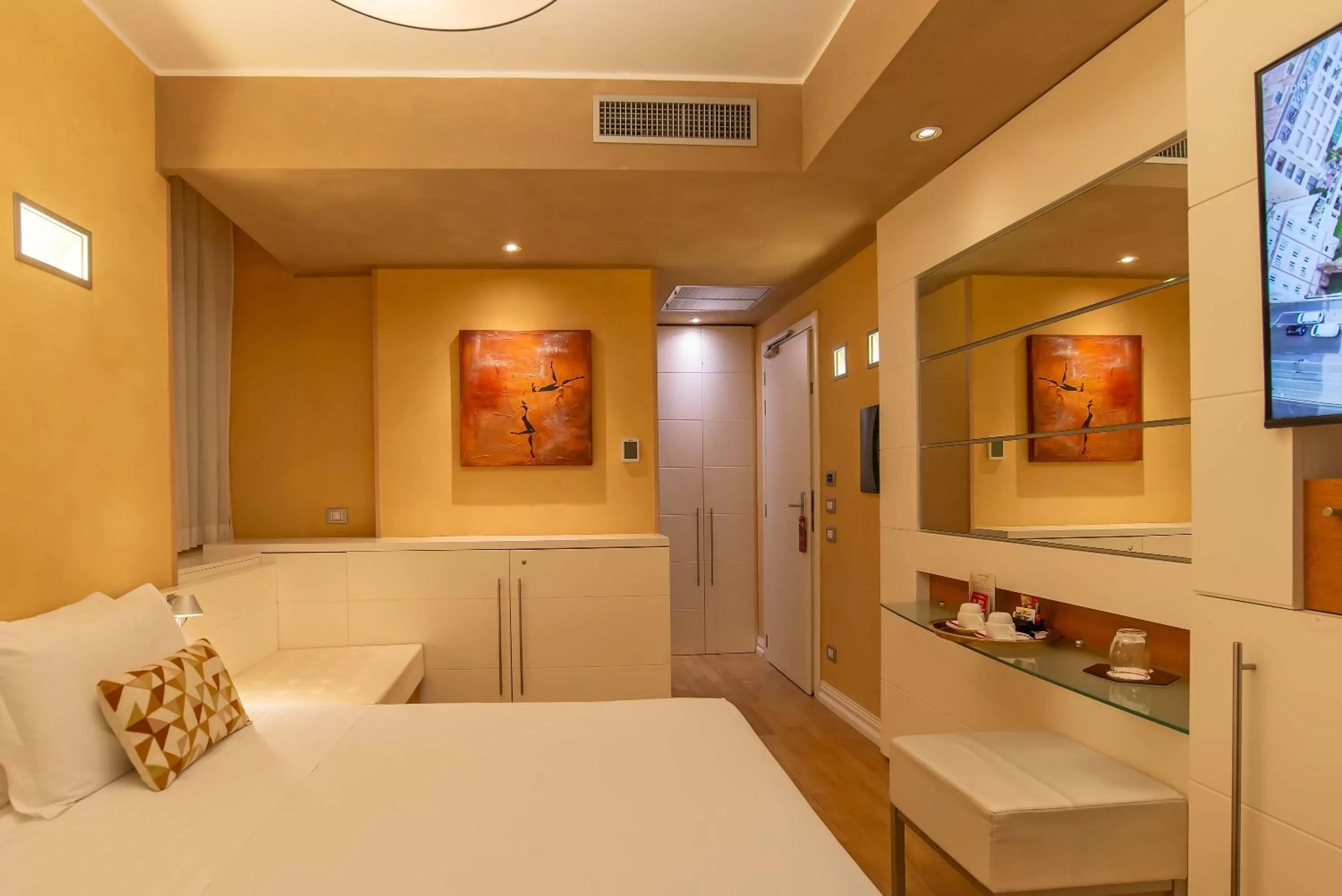 Seating area, Bed in Hotel White